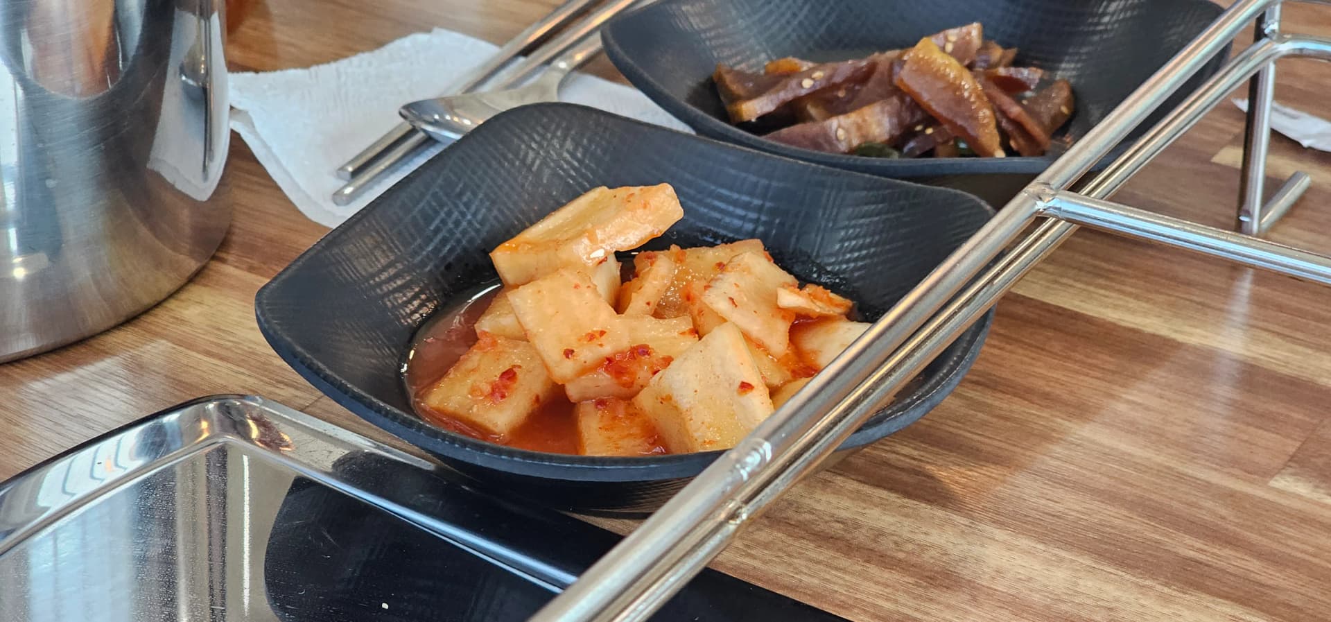 네모나게 자른 무에 고춧가루를 버무린 깍두기 | 하이제이에스비