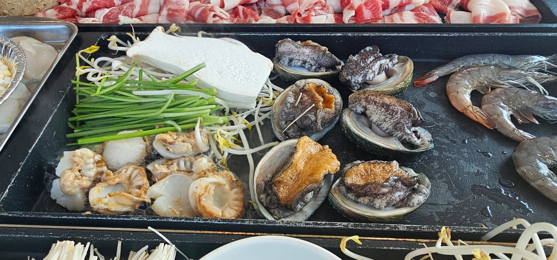 전복이 열을 받아 꿈틀거리고 가리비 관자가 노릇해지며 새우가 빨갛게 변하는 불판 | 하이제이에스비