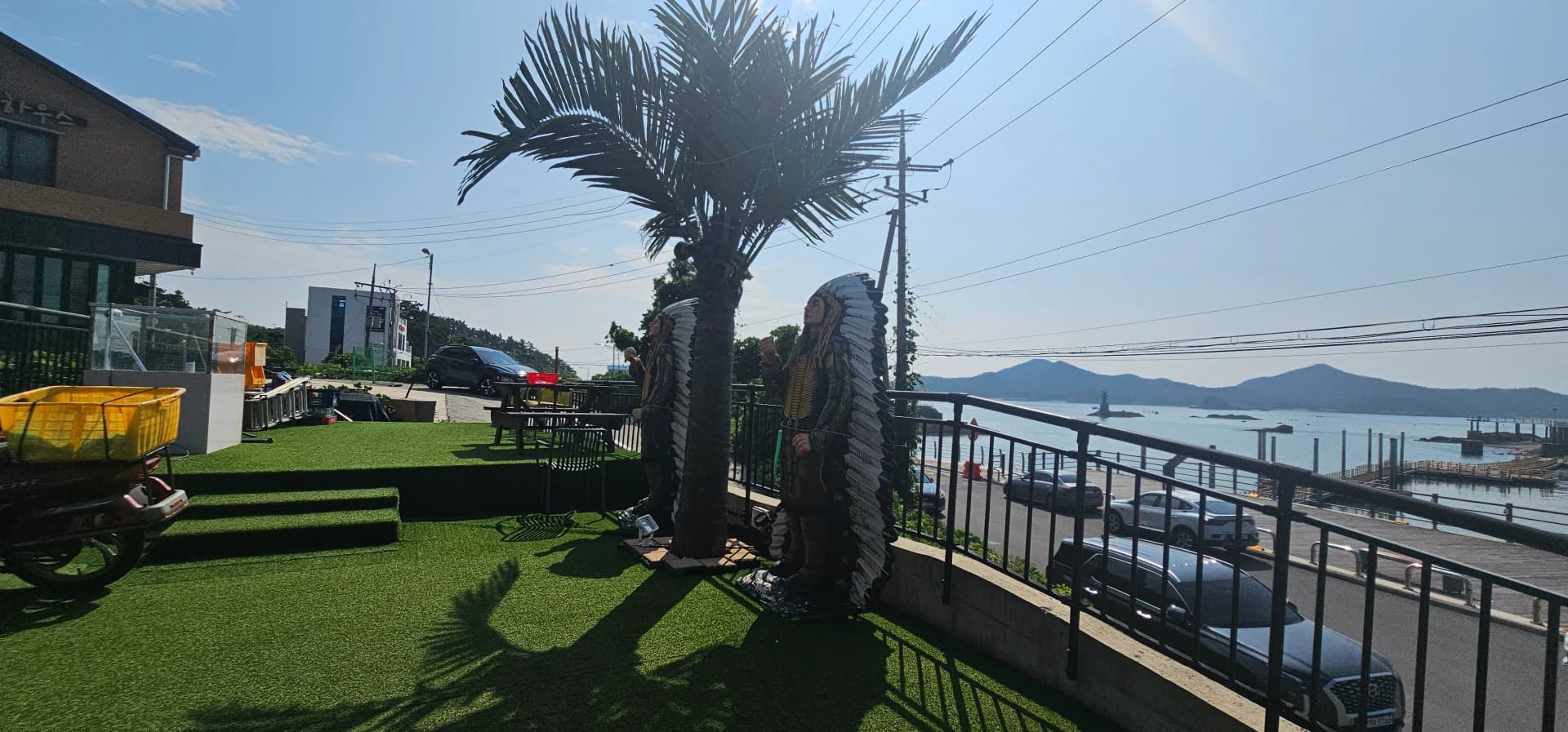 식당 밖에서 바라본 항구와 고군산군도 섬들이 보이는 바다 뷰 | 하이제이에스비