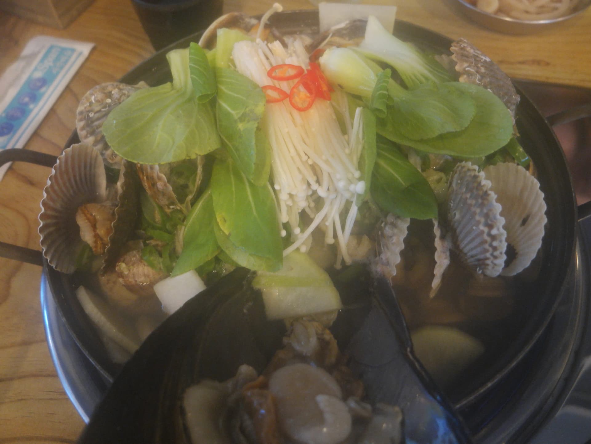 한국 조개찜 냄비 — 가리비 키조개 청경채 팽이버섯 고추가 가득 담긴 생물 조개찜 시작 전 모습 | 하이제이에스비