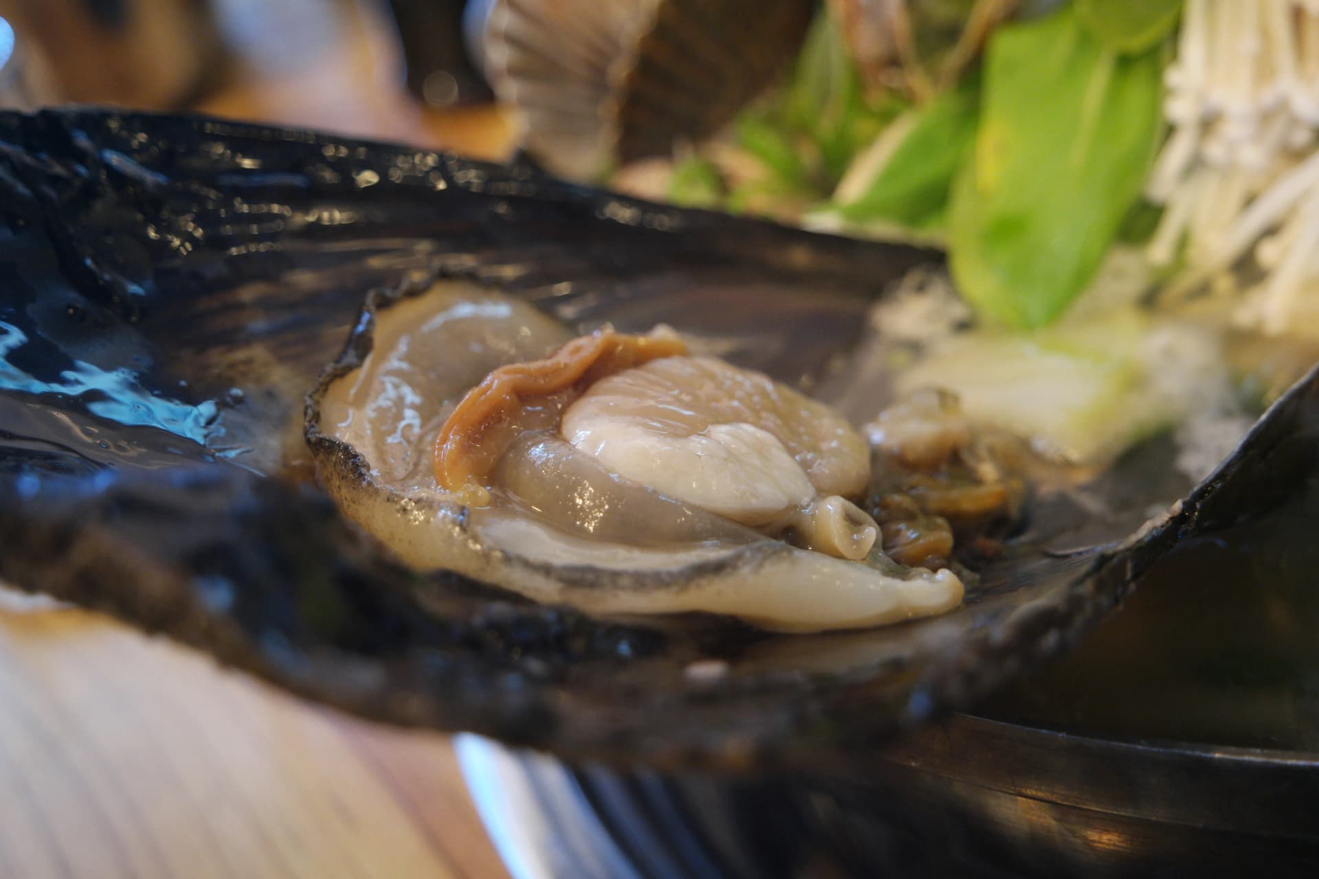 조개찜 속 키조개 — 냄비 안에서 크기로 압도하는 키조개 전체 모습 | 하이제이에스비