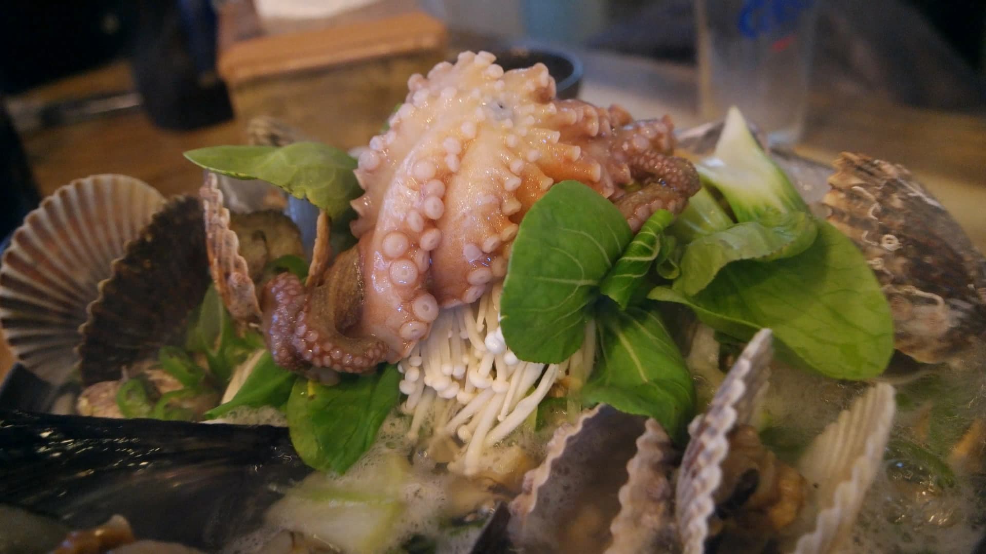 살아있는 문어 조개찜 — 꿈틀거리는 생문어를 조개찜 냄비에 올리는 모습 | 하이제이에스비