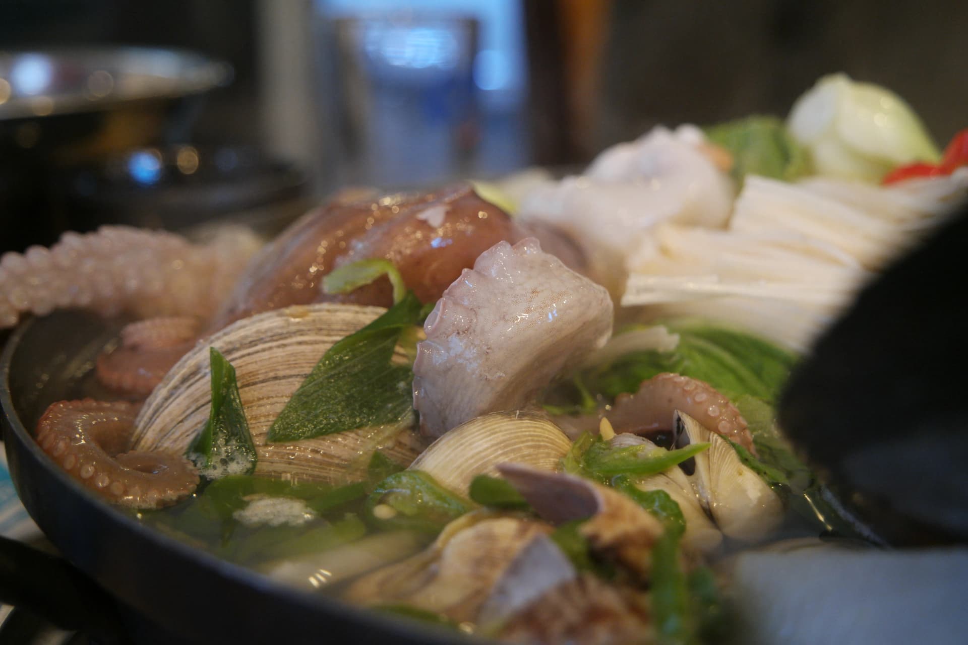 조개찜 냄비에서 문어가 익어가는 모습 — 문어가 붉게 변하며 국물이 진해지는 장면 | 하이제이에스비