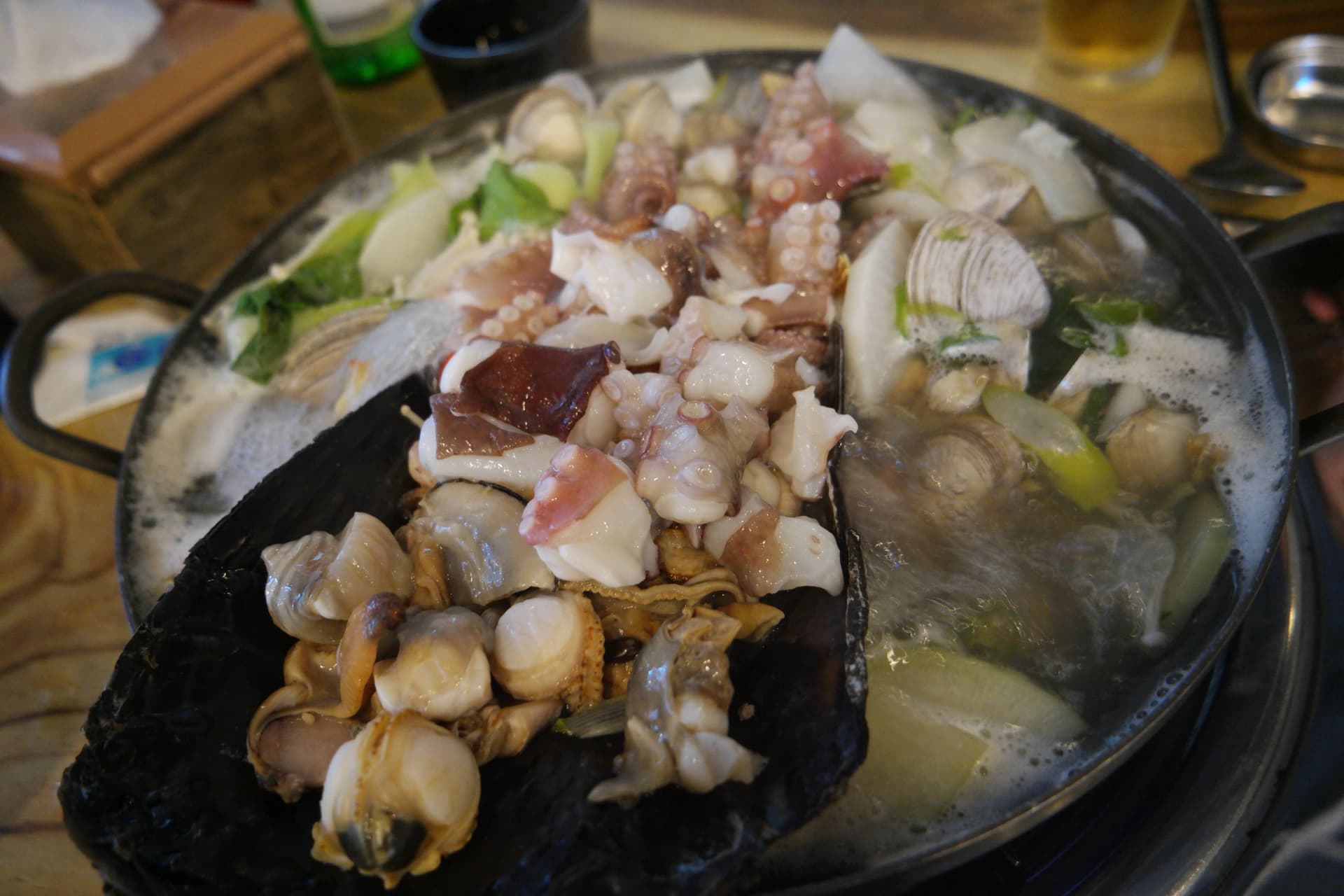 키조개 껍데기 그릇에 담긴 문어와 조개살 — 한국 조개찜 식당의 플레이팅 센스 | 하이제이에스비