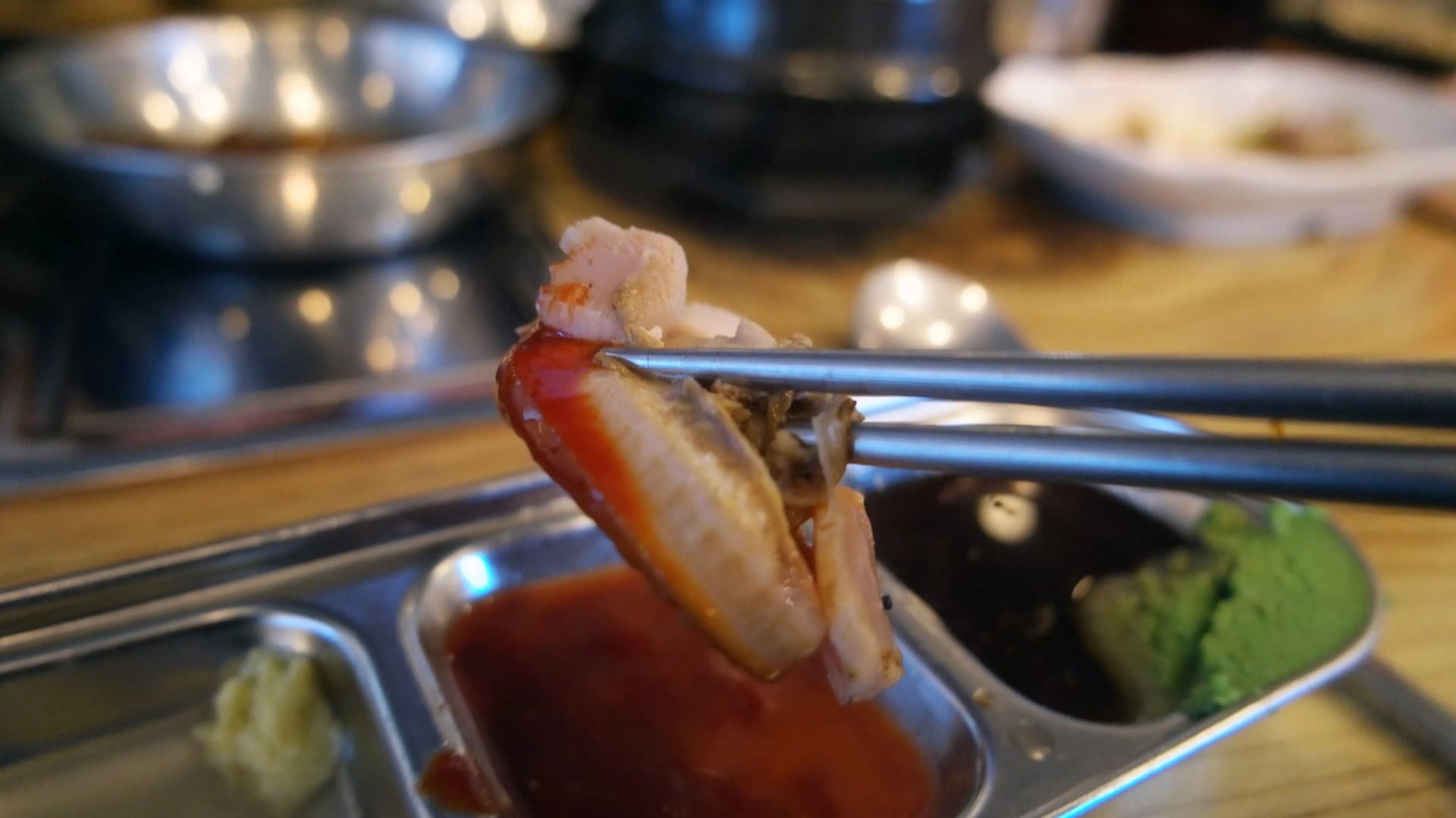 조개찜 초장에 찍은 조개 — 새콤달콤한 초장과 함께 먹는 한국 조개찜 마무리 | 하이제이에스비