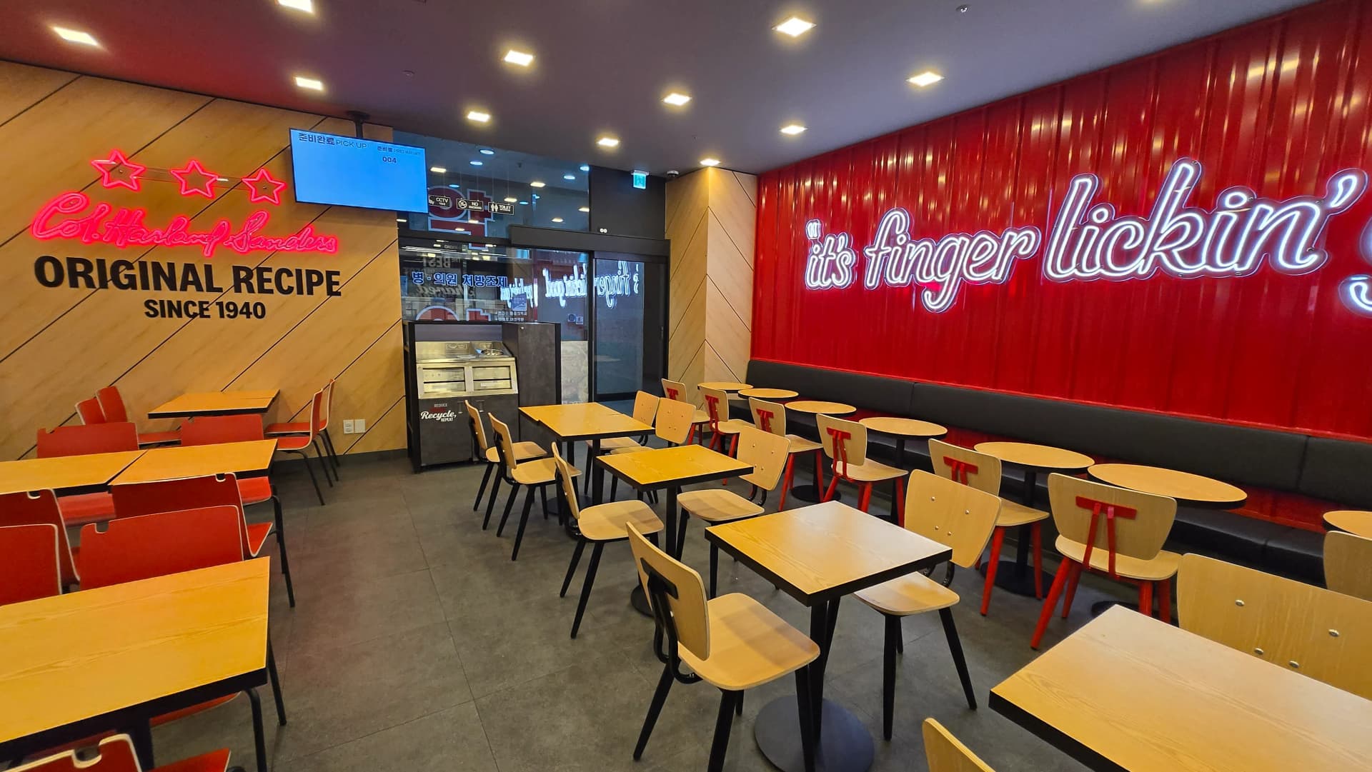 새벽 시간 텅 빈 한국 KFC 매장 내부 빨간 커튼 벽면