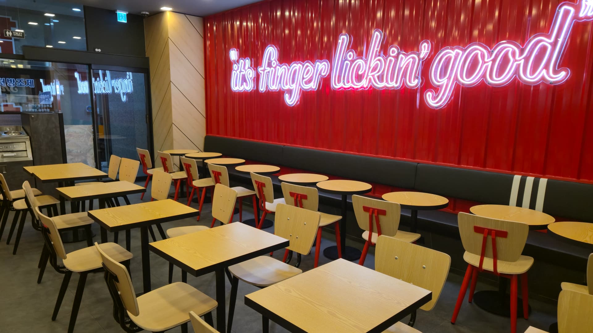사람 없는 KFC 매장에 네온사인 불빛만 켜져 있는 모습