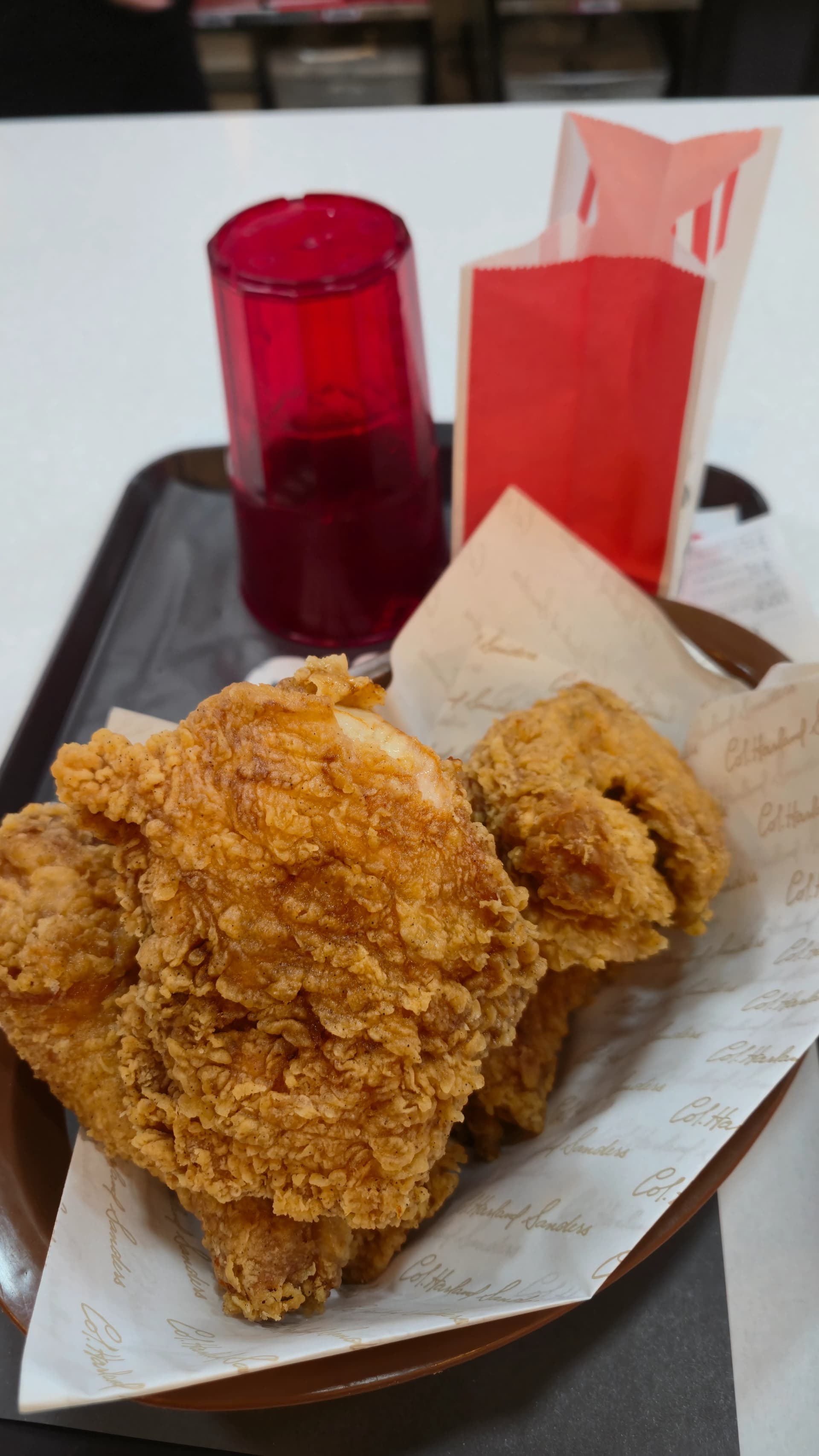 한국 KFC 핫크리스피치킨 5조각과 트러플치르르프라이가 트레이 위에 올려진 모습