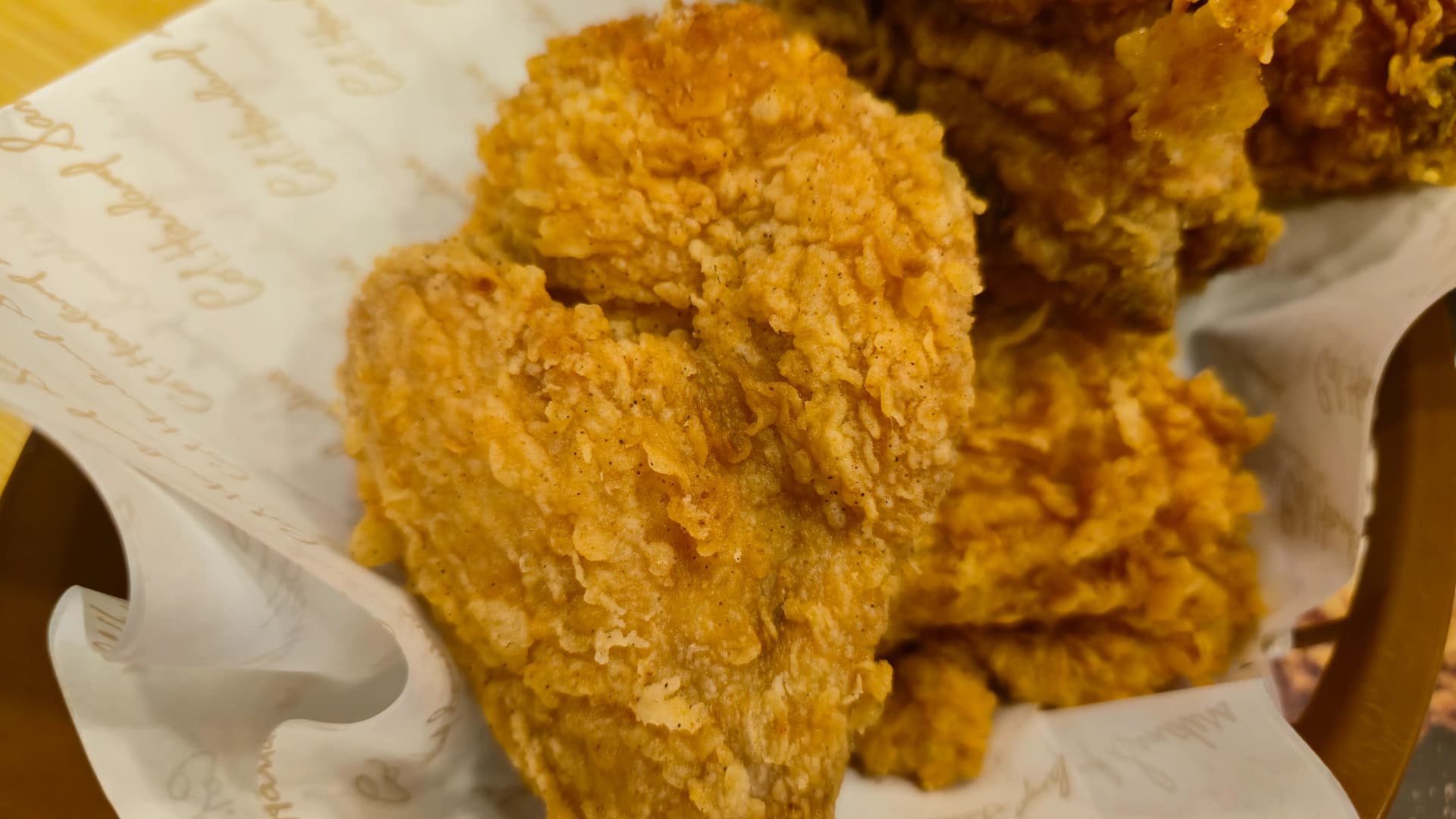 한국 KFC 핫크리스피치킨 튀김옷 클로즈업 두껍고 울퉁불퉁한 바삭한 표면