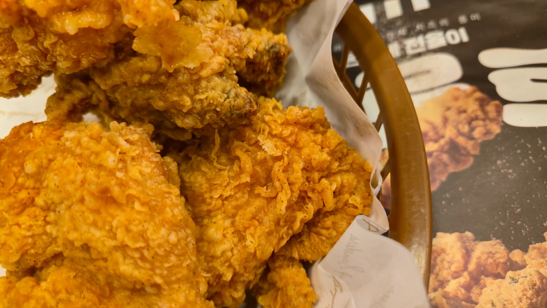 한국 KFC 치킨 한 조각 단면 겉은 바삭하고 속은 촉촉한 모습