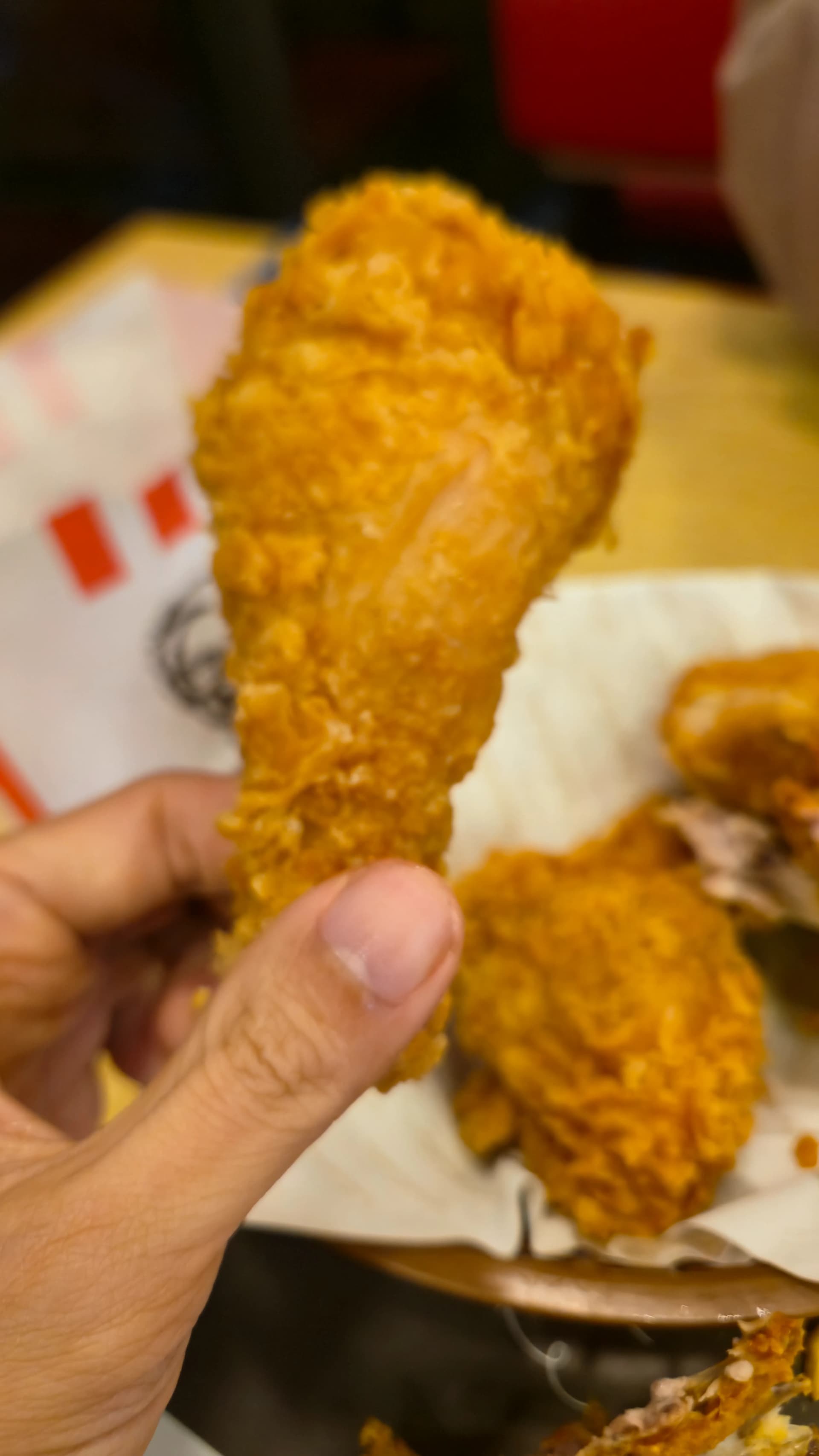 한국 KFC 닭다리 치킨을 손으로 들고 있는 모습