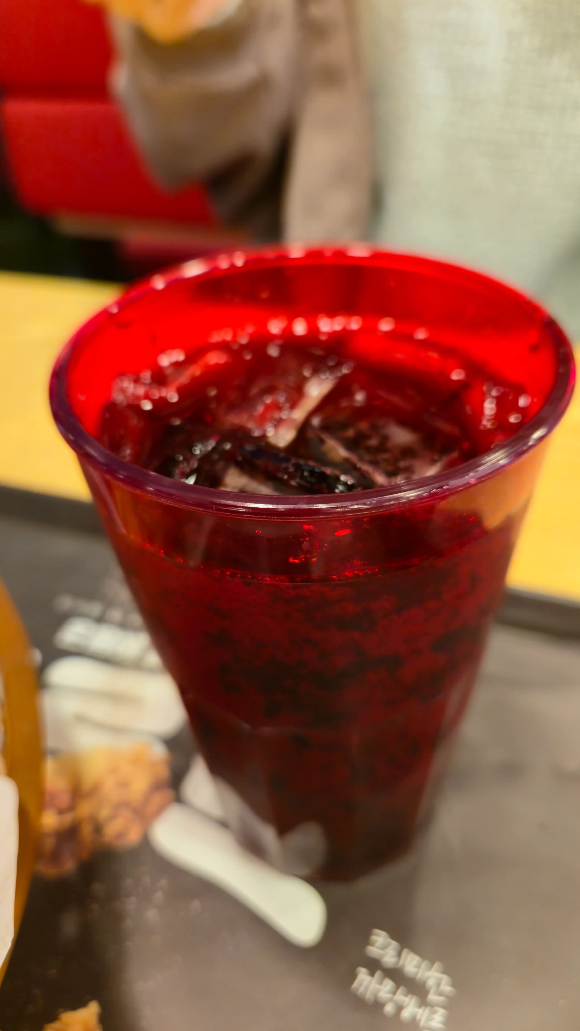 한국 KFC 빨간 컵에 담긴 음료 빨대 없이 제공되는 모습