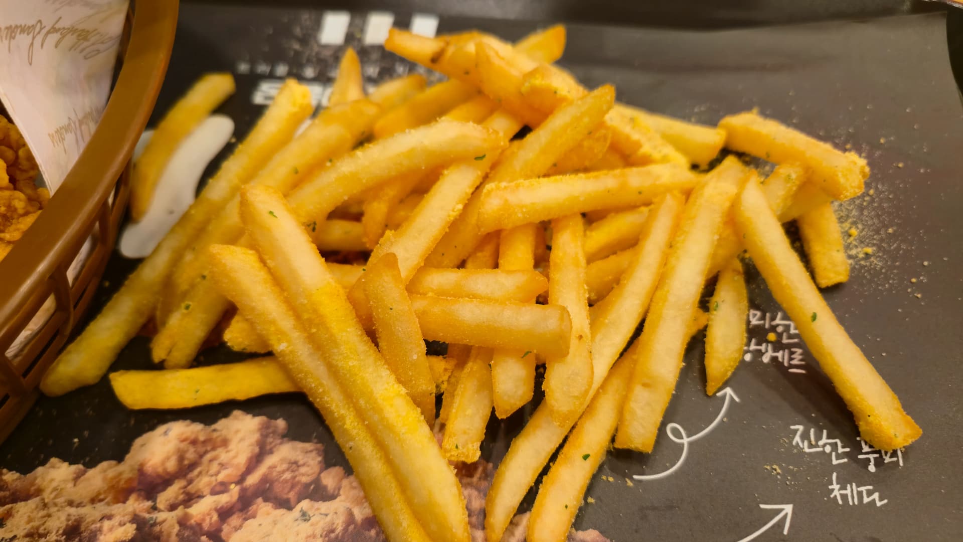 한국 KFC 트러플 감자튀김 클로즈업 시즈닝 파우더 코팅 표면