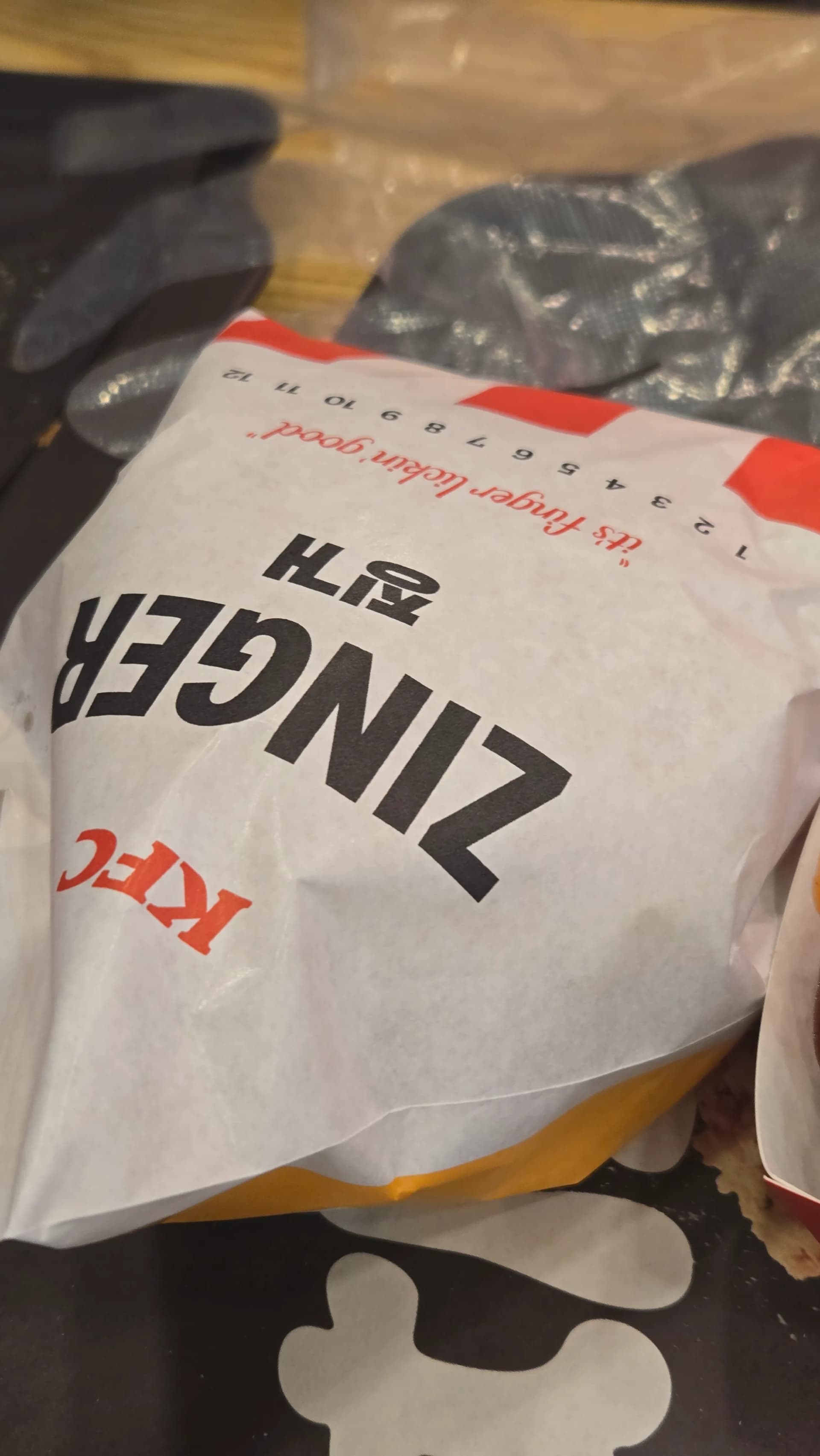 한국 KFC 징거버거 포장지에 ZINGER 로고가 크게 적혀 있는 모습