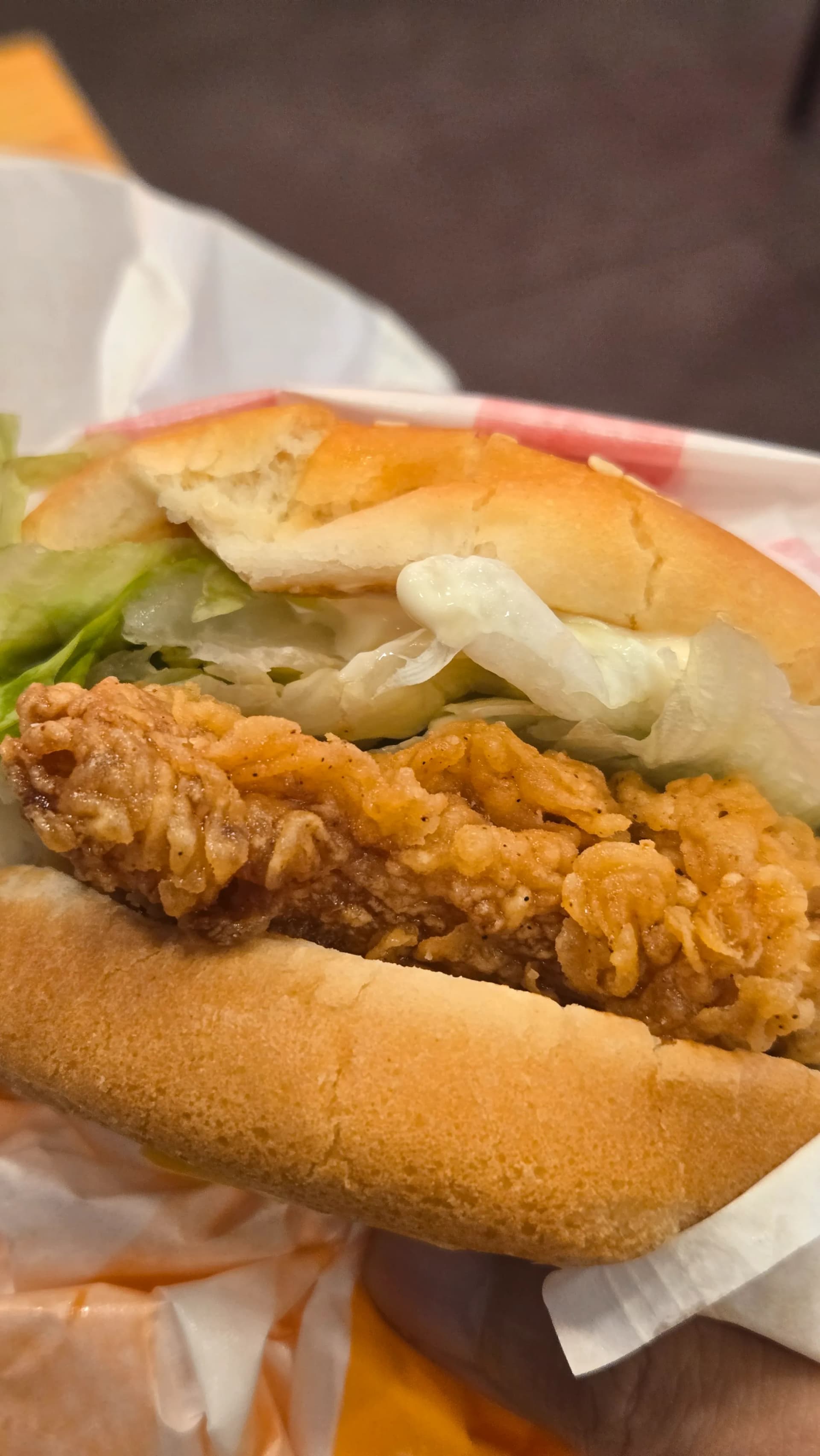 한국 KFC 징거버거를 펼친 모습 치킨 패티 양상추 마요네즈 구성