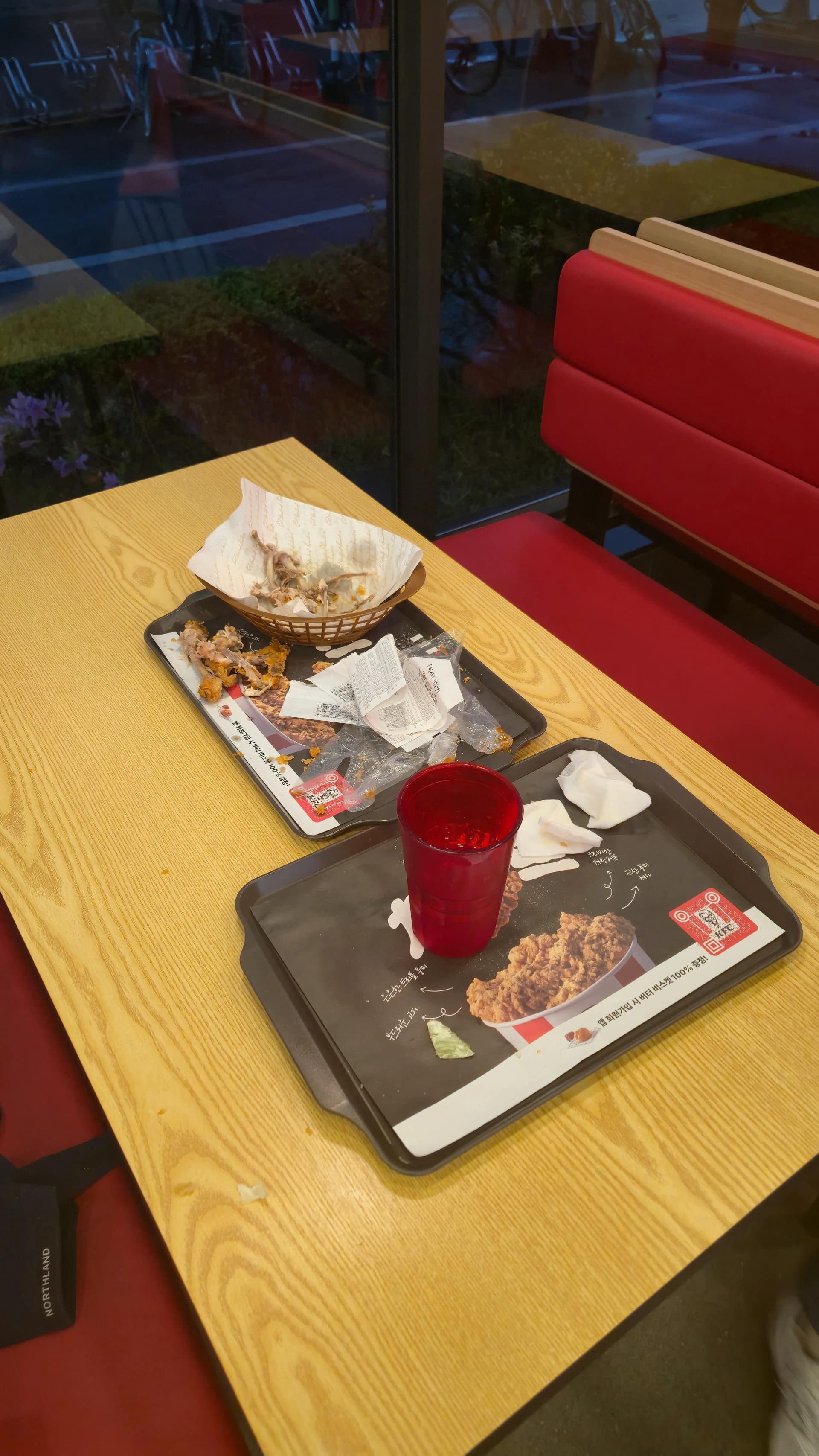 한국 KFC에서 식사 후 뼈만 남은 트레이 위 모습