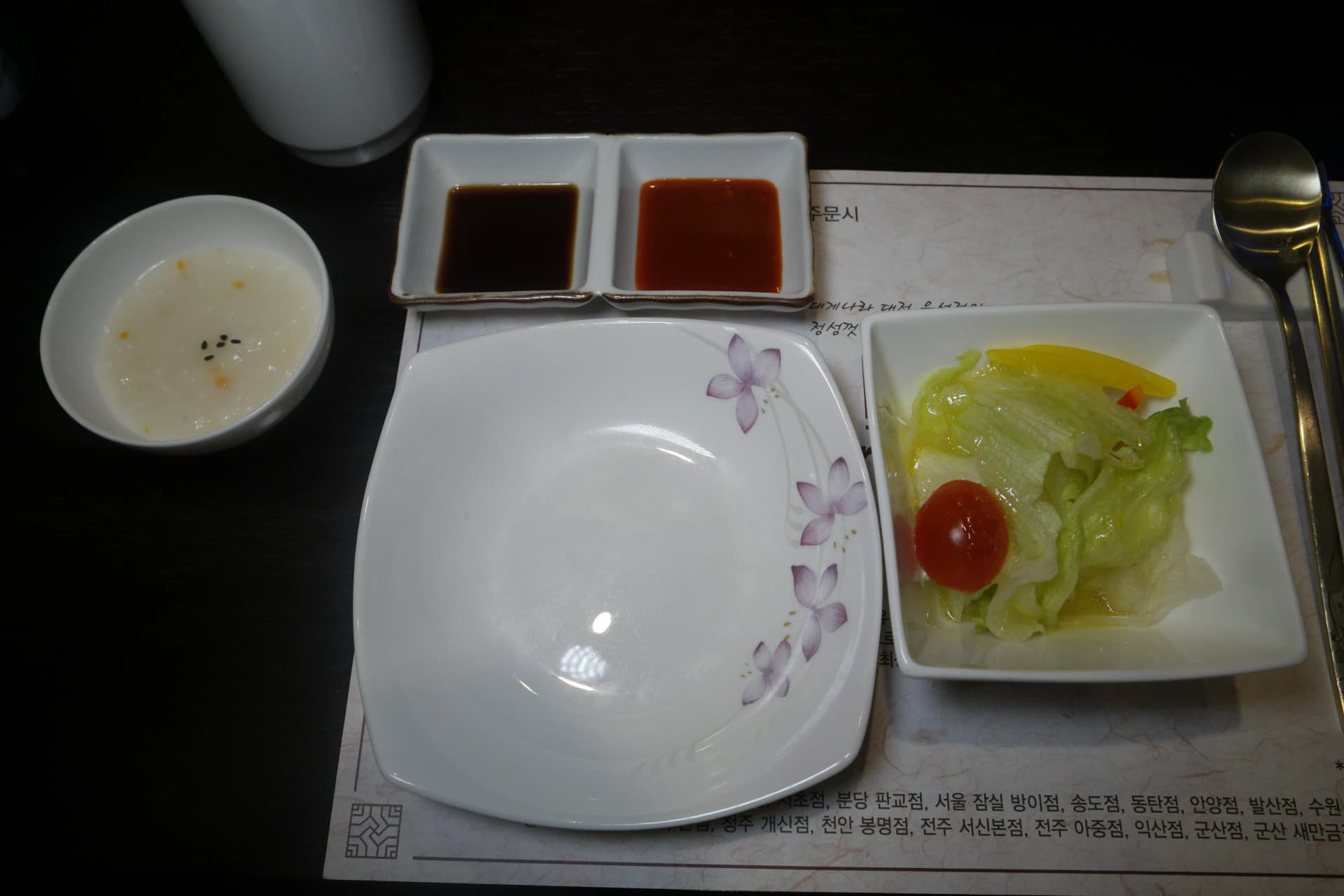 Otro ángulo de la puesta en mesa con salsa de soja y salsa de vinagre picante colocadas en paralelo | 하이제이에스비