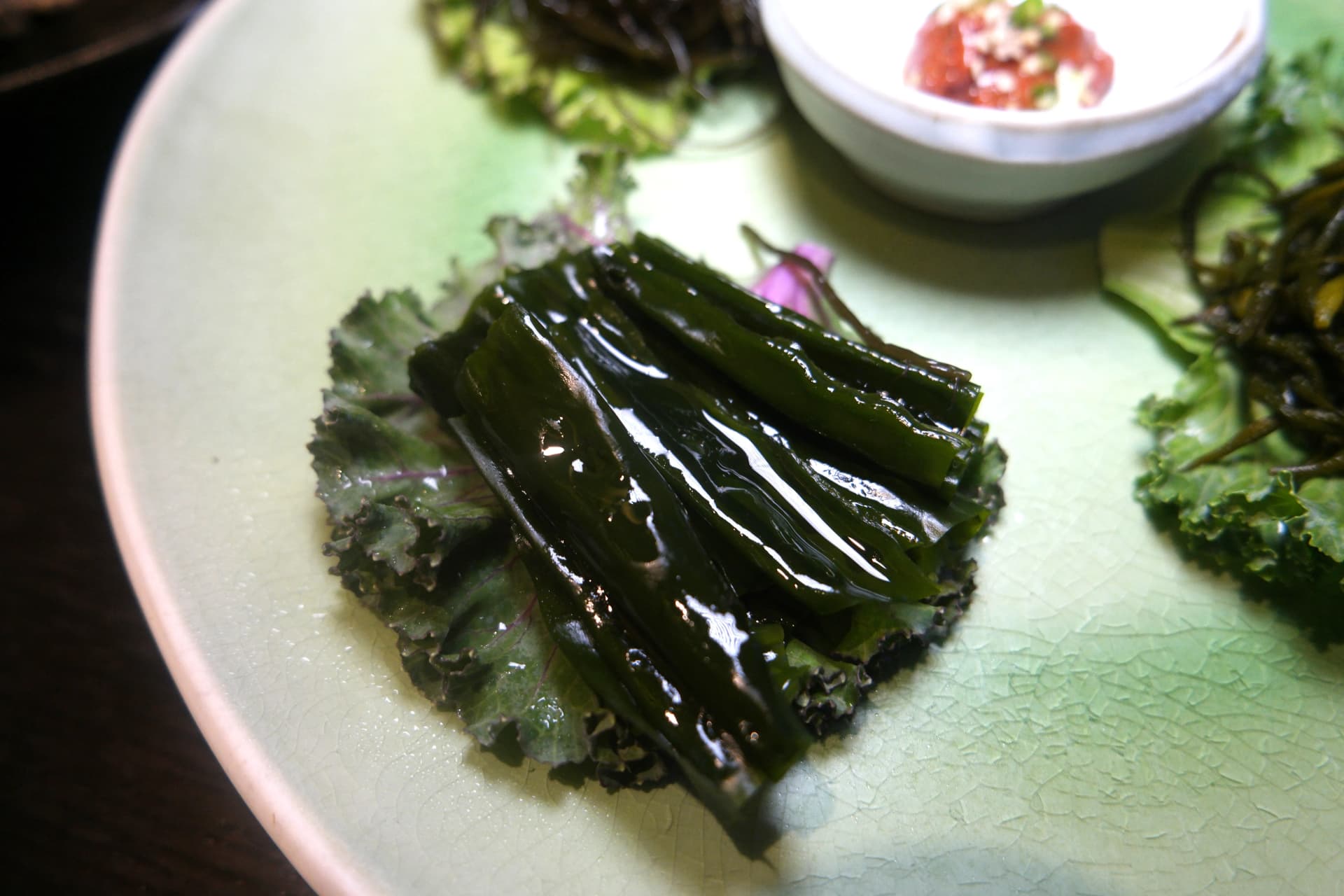 Primer plano de miyeok-julgi (tallos de alga wakame) anchos y gruesos con un brillo reluciente | 하이제이에스비