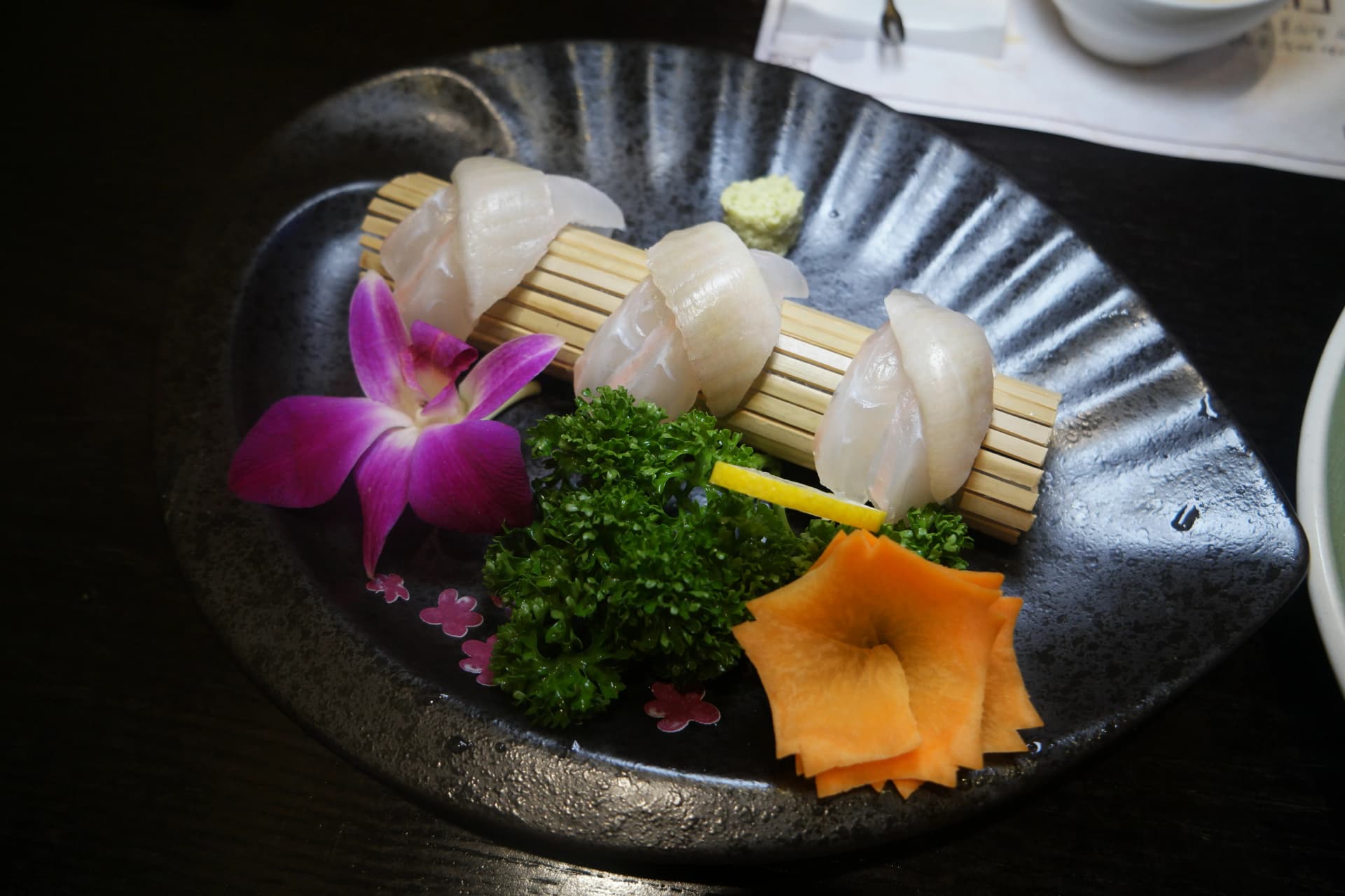 Sashimi de lenguado desde otro ángulo mostrando su color translúcido que refleja máxima frescura | 하이제이에스비