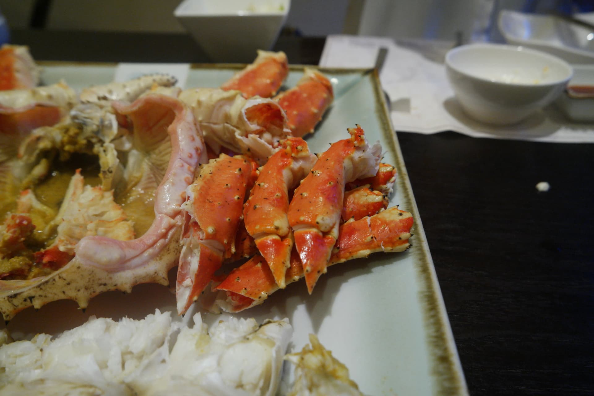 Primer plano de patas de cangrejo real de color rojo intenso agrupadas densamente | 하이제이에스비