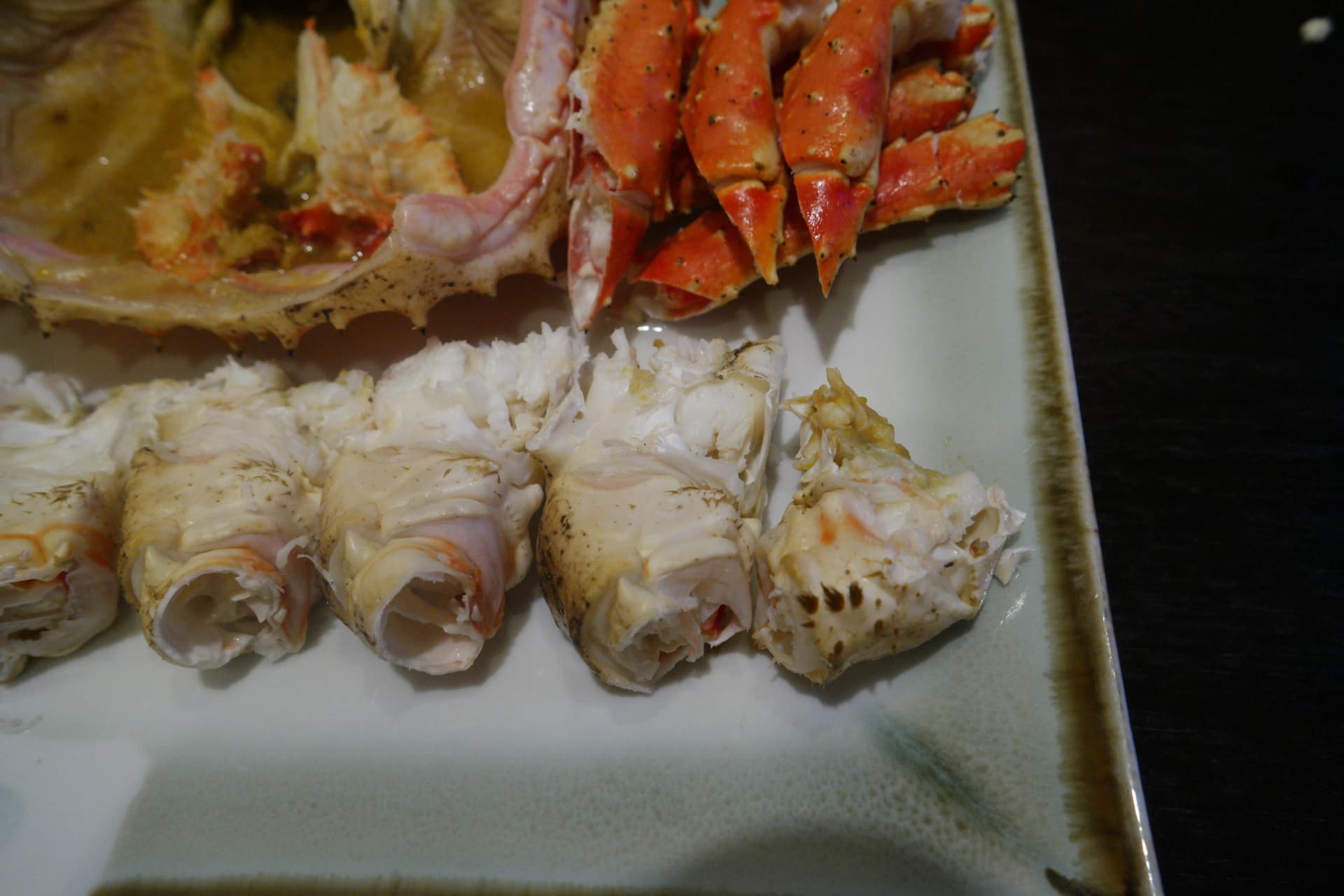 Primer plano de la carne del cuerpo del cangrejo real cortada en trozos de un bocado | 하이제이에스비