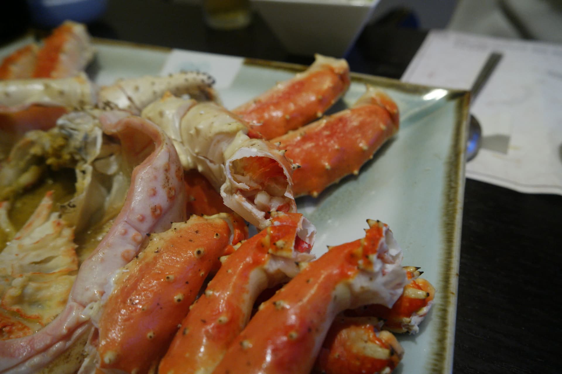 Primer plano de una pata gruesa de cangrejo real rebosante de carne | 하이제이에스비