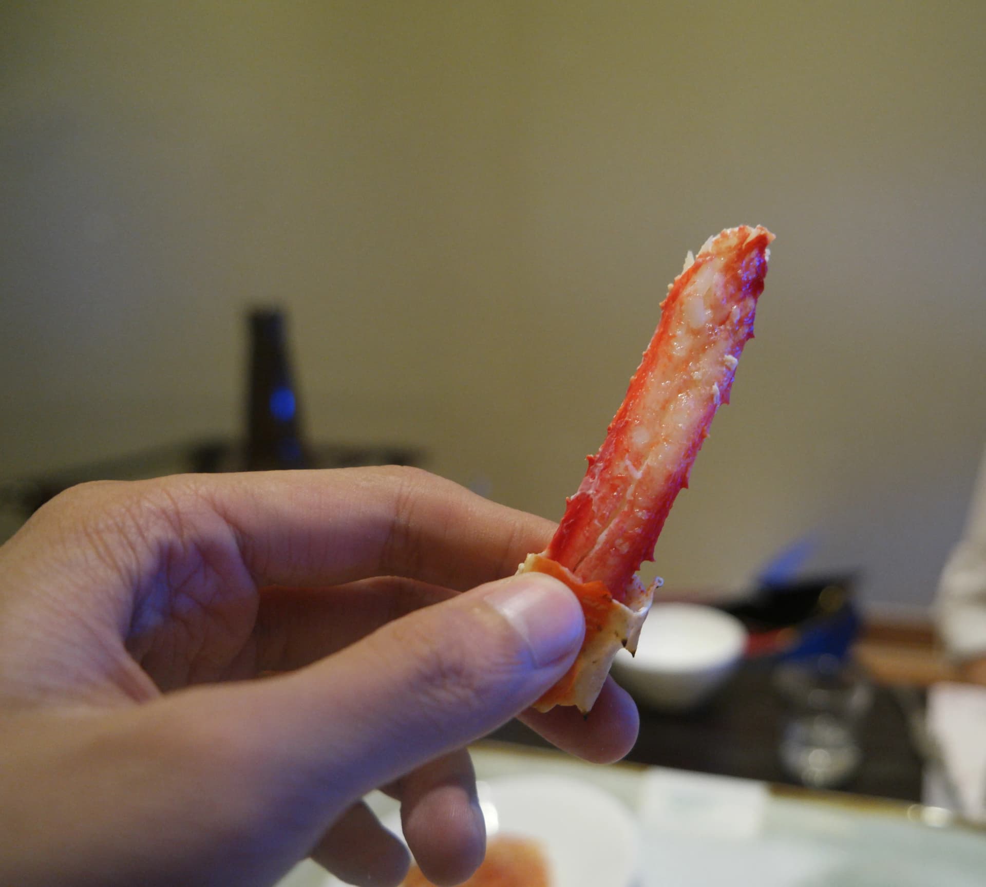 Primer plano de la carne pequeña de la punta de una pata de cangrejo real | 하이제이에스비