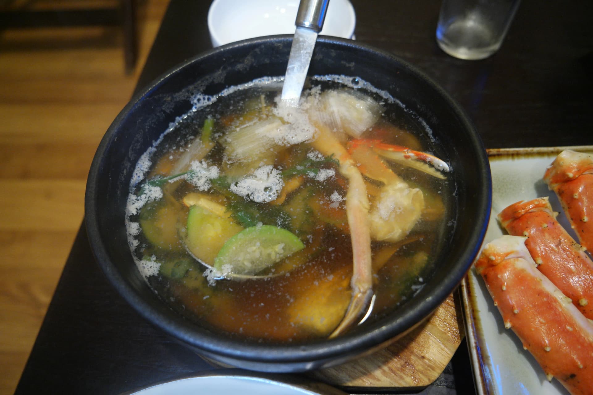 Bol caliente de doenjang-jjigae (sopa coreana de pasta de soja fermentada) con calabacín, tofu y trozos de pata de cangrejo real | 하이제이에스비