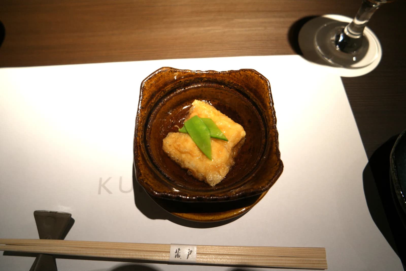 Agedashi-dofu de Kurado, tofu frit baignant dans un bouillon dashi avec feuilles de pois en garniture