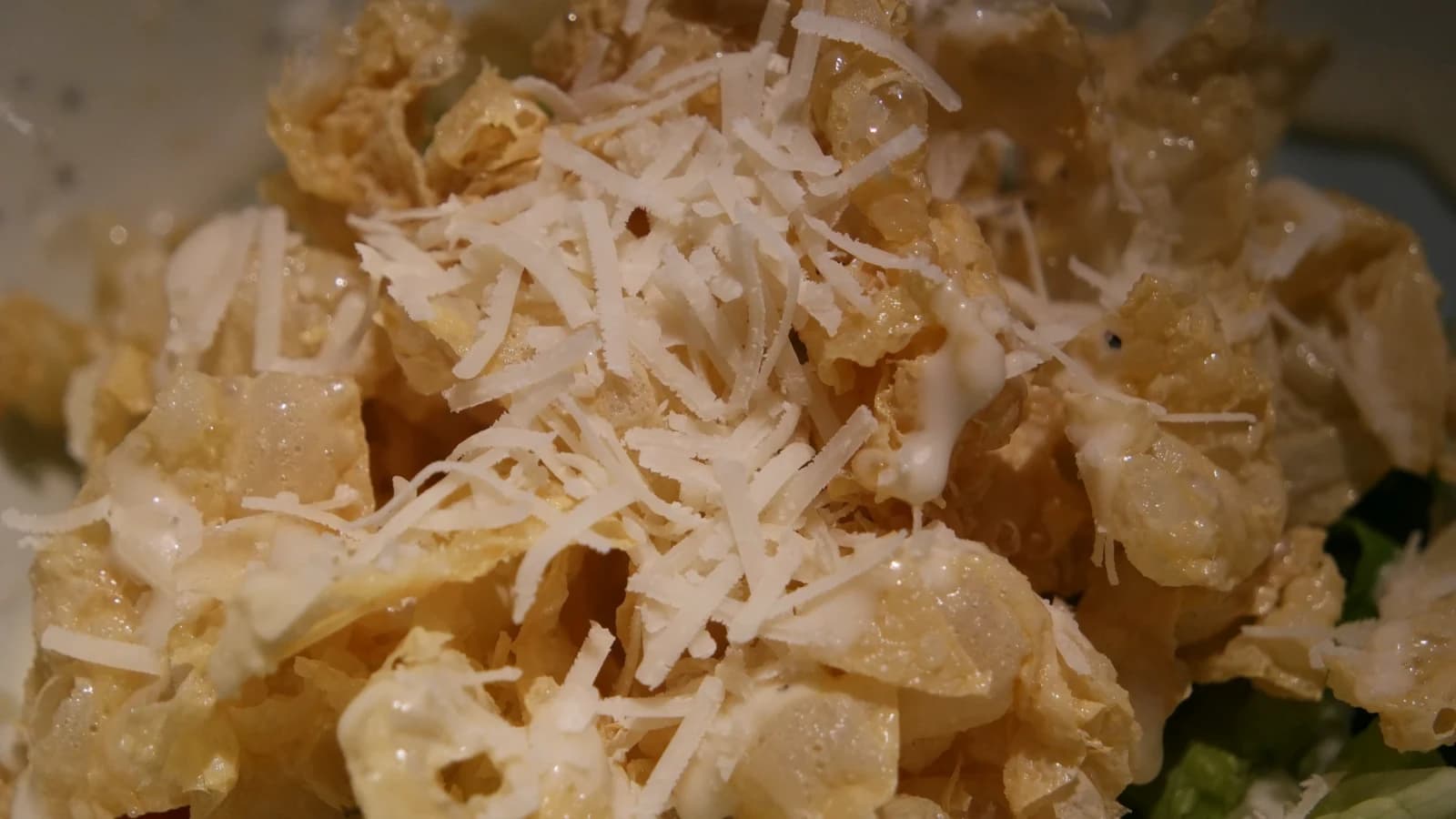 Fromage blanc finement râpé en neige sur la salade de fruits de mer