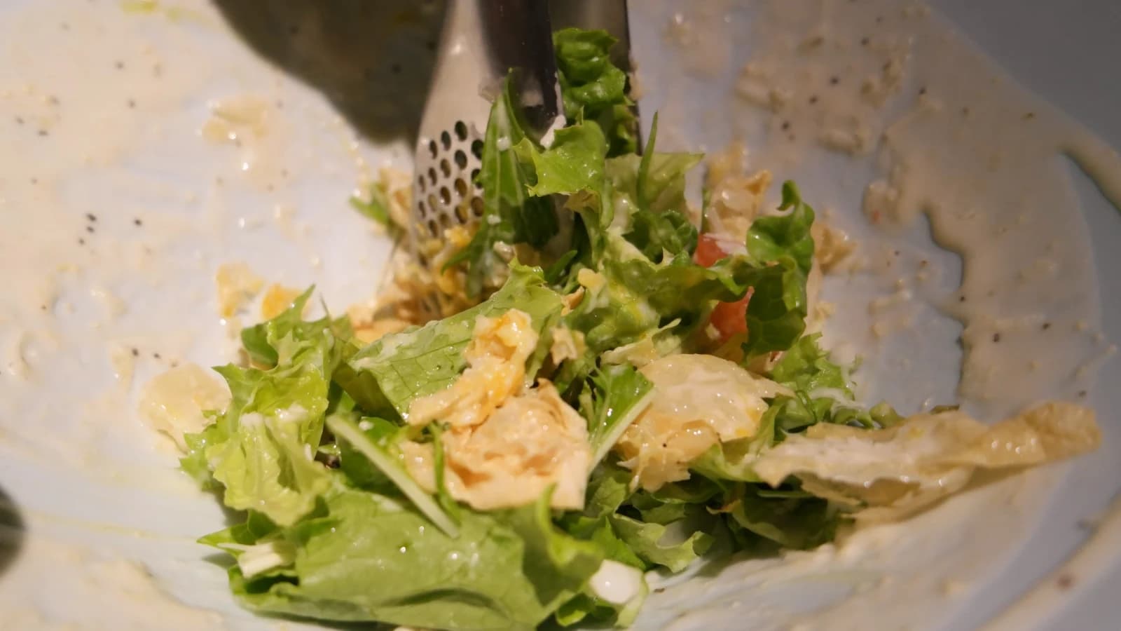 Assiette de salade vide chez Kurado avec uniquement des traces de sauce restantes