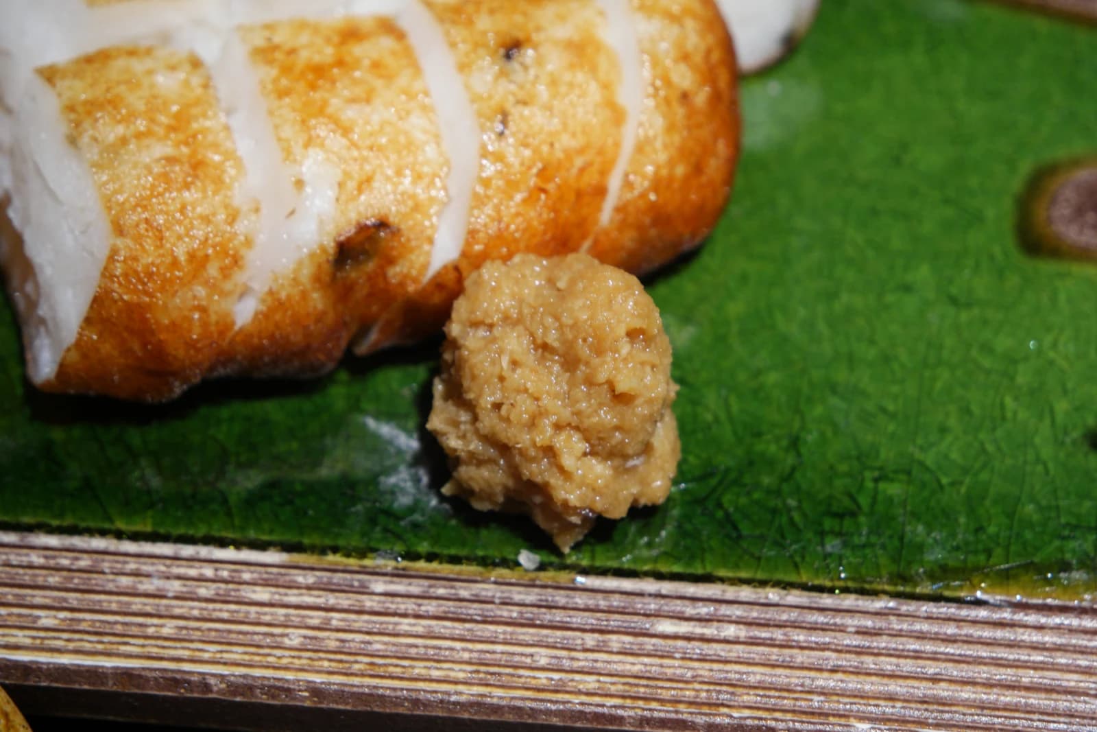 Satsuma-age grillé entaillé en quadrillage sur assiette en forme de feuille verte avec wasabi