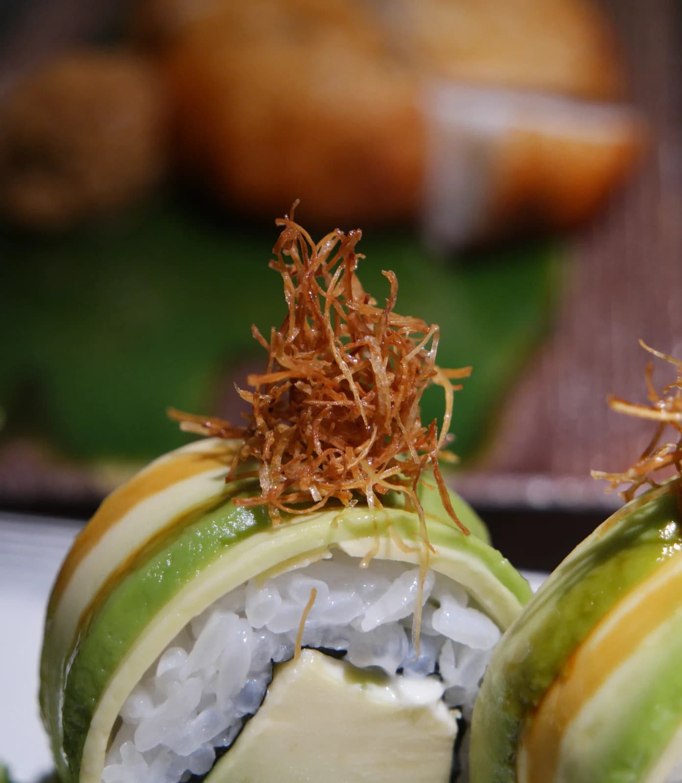Coupe transversale du maki à l'avocat, riz et garniture de fruits de mer denses