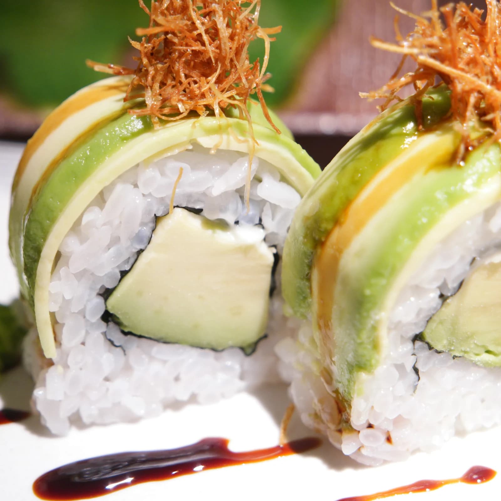 Vue de profil du maki à l'avocat avec dégradé de vert régulier et soigné