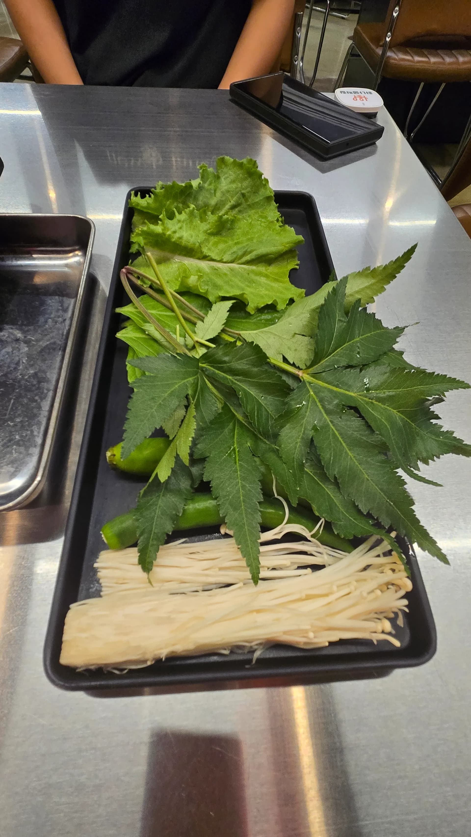 Зеленчуци за ссам с маруля еноки гъби и люти чушки към макчан | 하이제이에스비