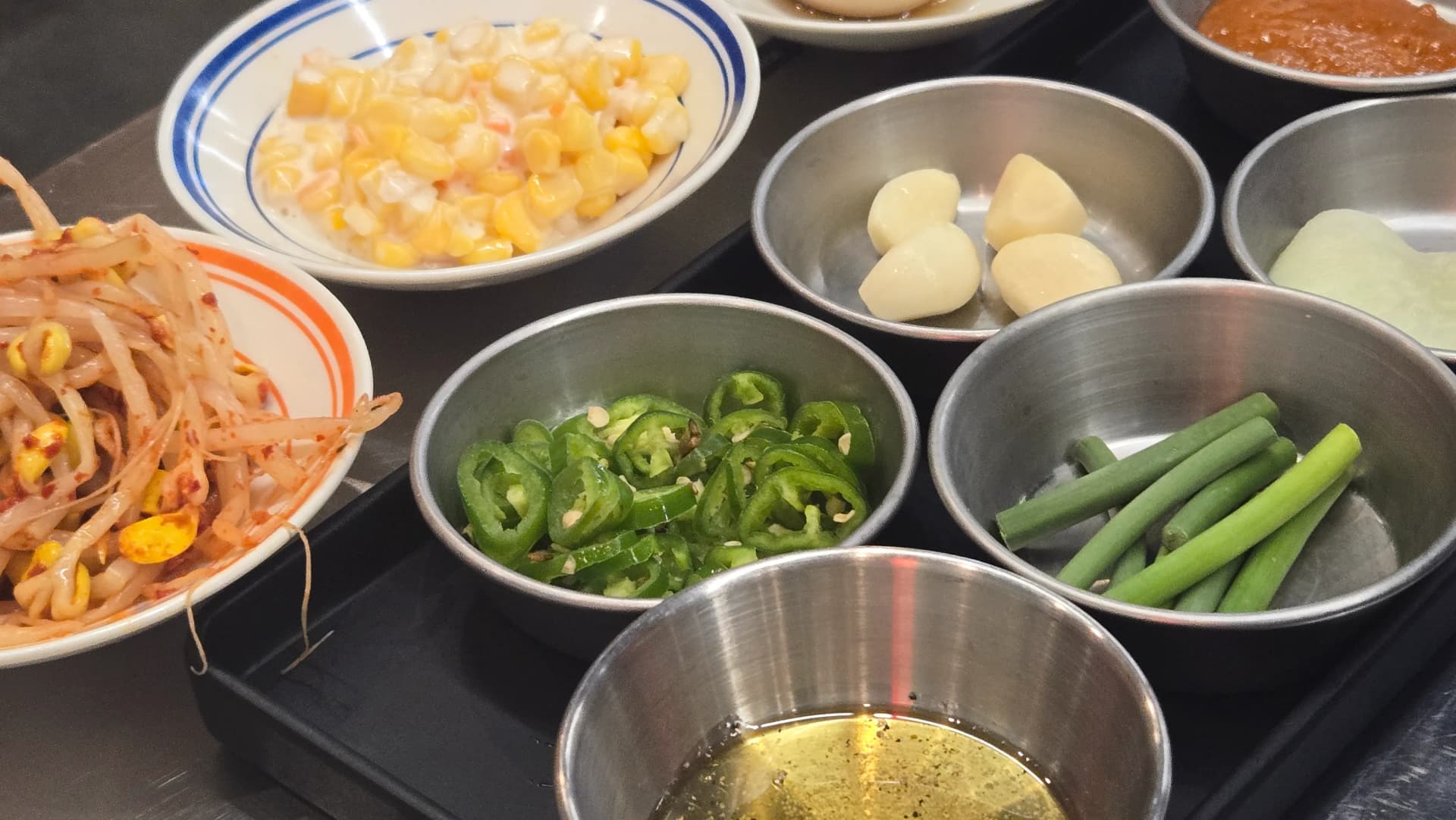 Гарнитури отблизо салата от царевица бобови кълнове чесън сусамов сос | 하이제이에스비