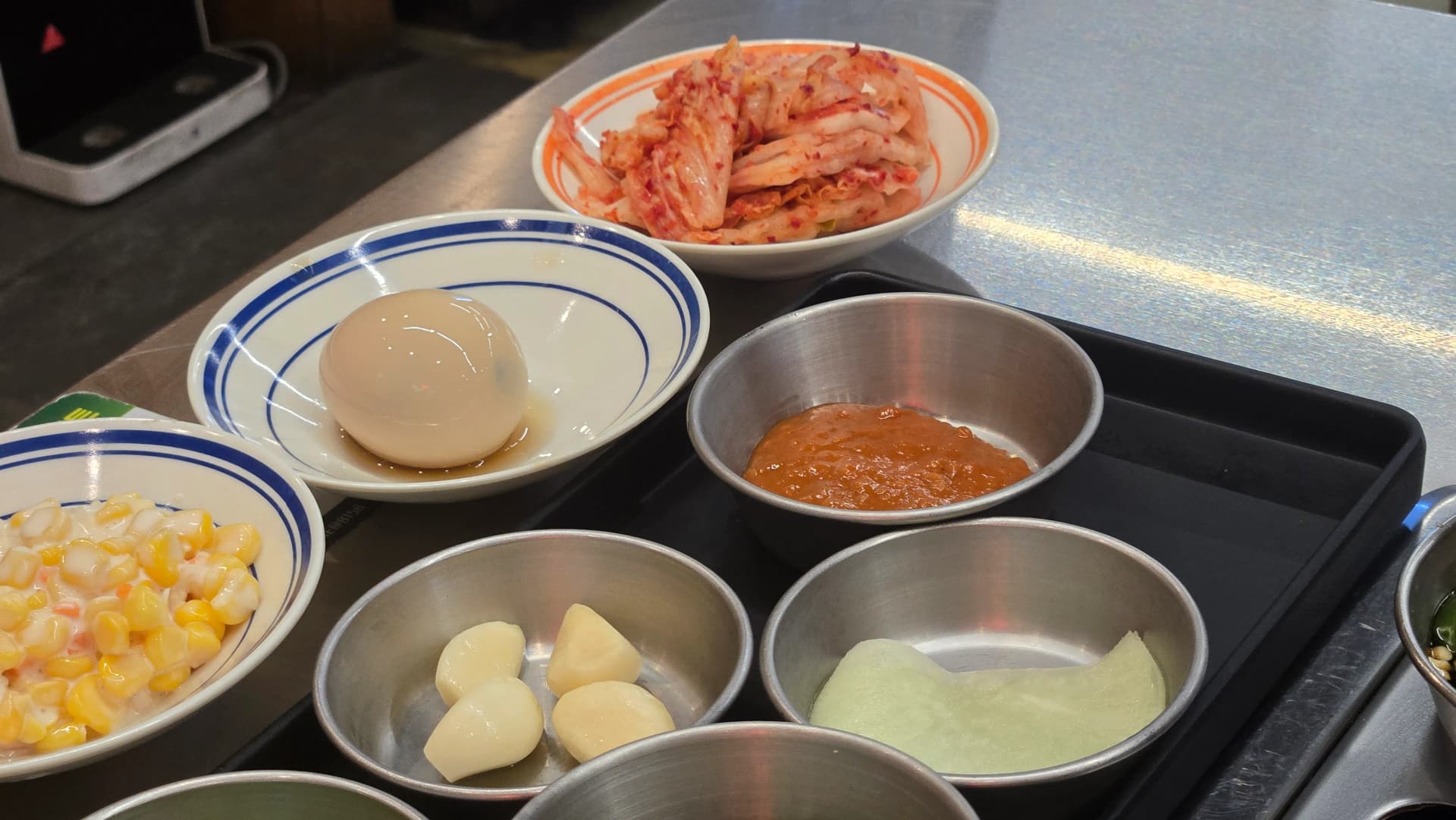 Кимчи ссамджан и варено яйце като гарнитура към печен макчан | 하이제이에스비