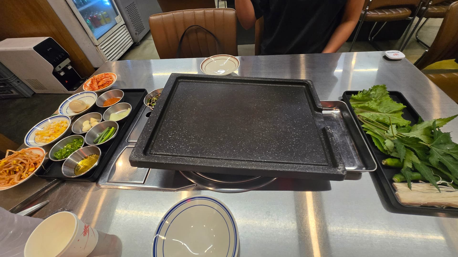 Корейска маса за барбекю с нагрята скара преди печене на макчан | 하이제이에스비