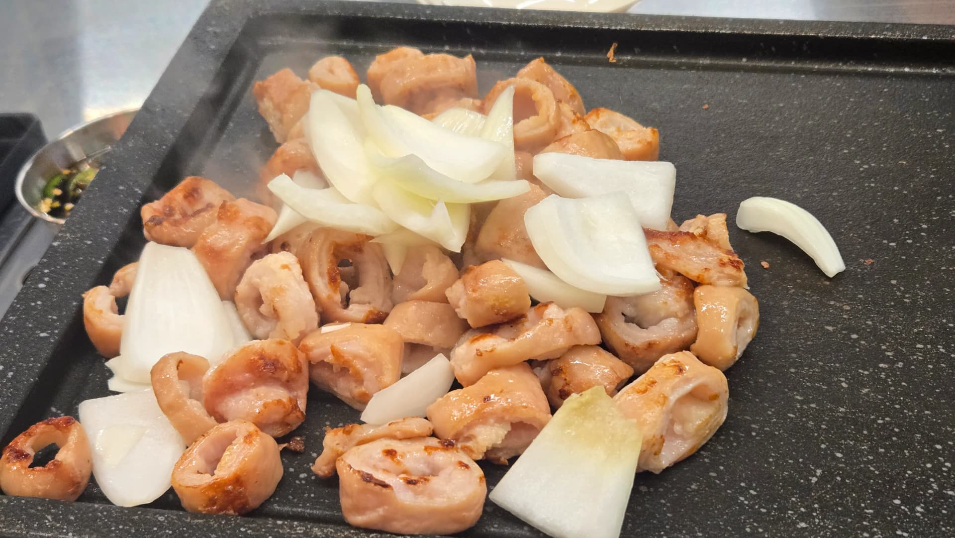 Макчан цвърчи на горещата скара заедно с лук | 하이제이에스비