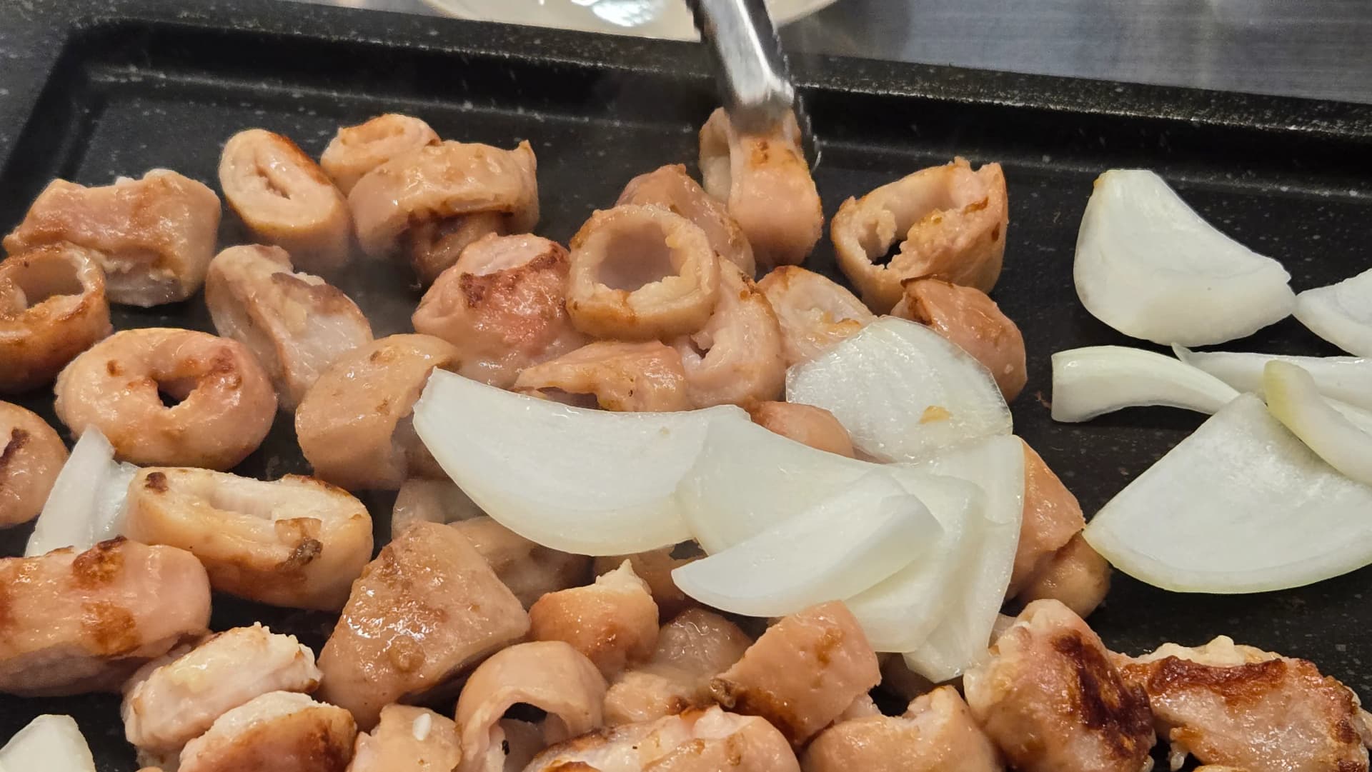 Макчан се обръща на скарата по време на печене | 하이제이에스비