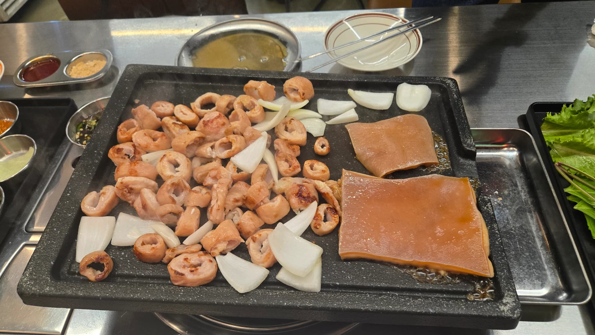 Макчан и свинска кожа се пекат заедно на скарата | 하이제이에스비