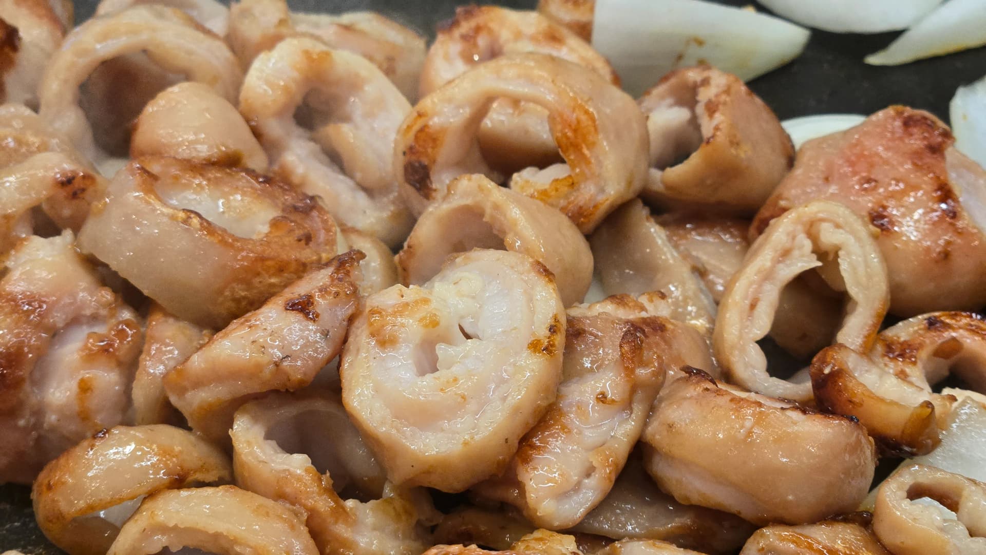 Отблизо златисто изпечен макчан преди потапяне в сусамов сос | 하이제이에스비