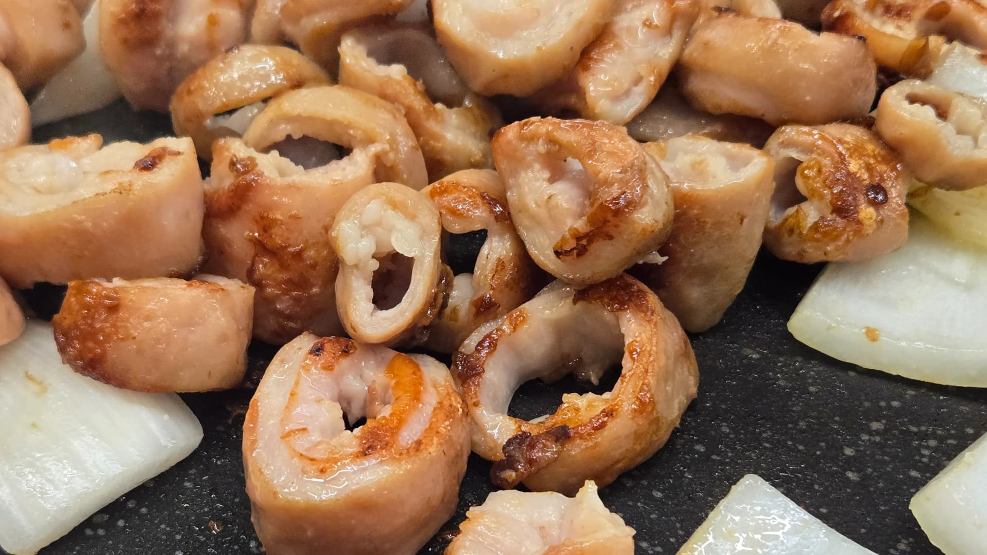 Напречен разрез на напълно изпечен макчан с печен лук | 하이제이에스비