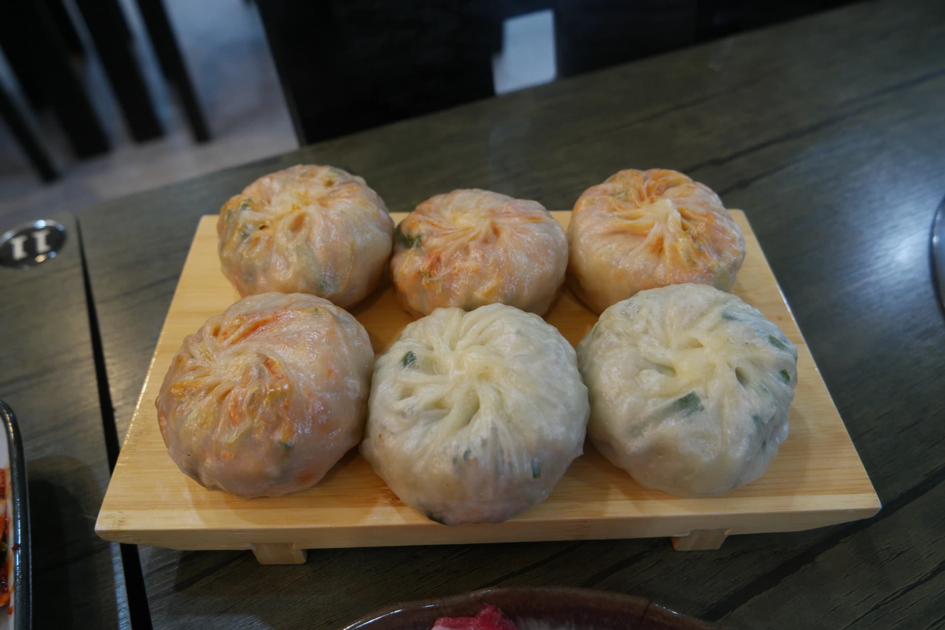 접시 위에 놓인 큼직한 한국 만두 클로즈업 | 하이제이에스비