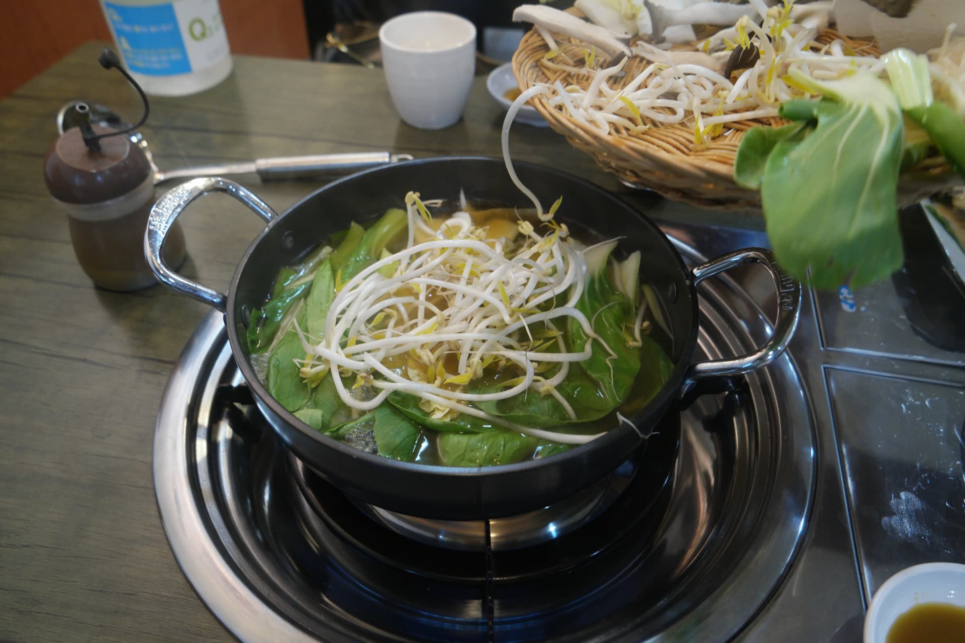 냄비에 야채를 넣고 불을 올린 만두전골 조리 초반 모습 | 하이제이에스비