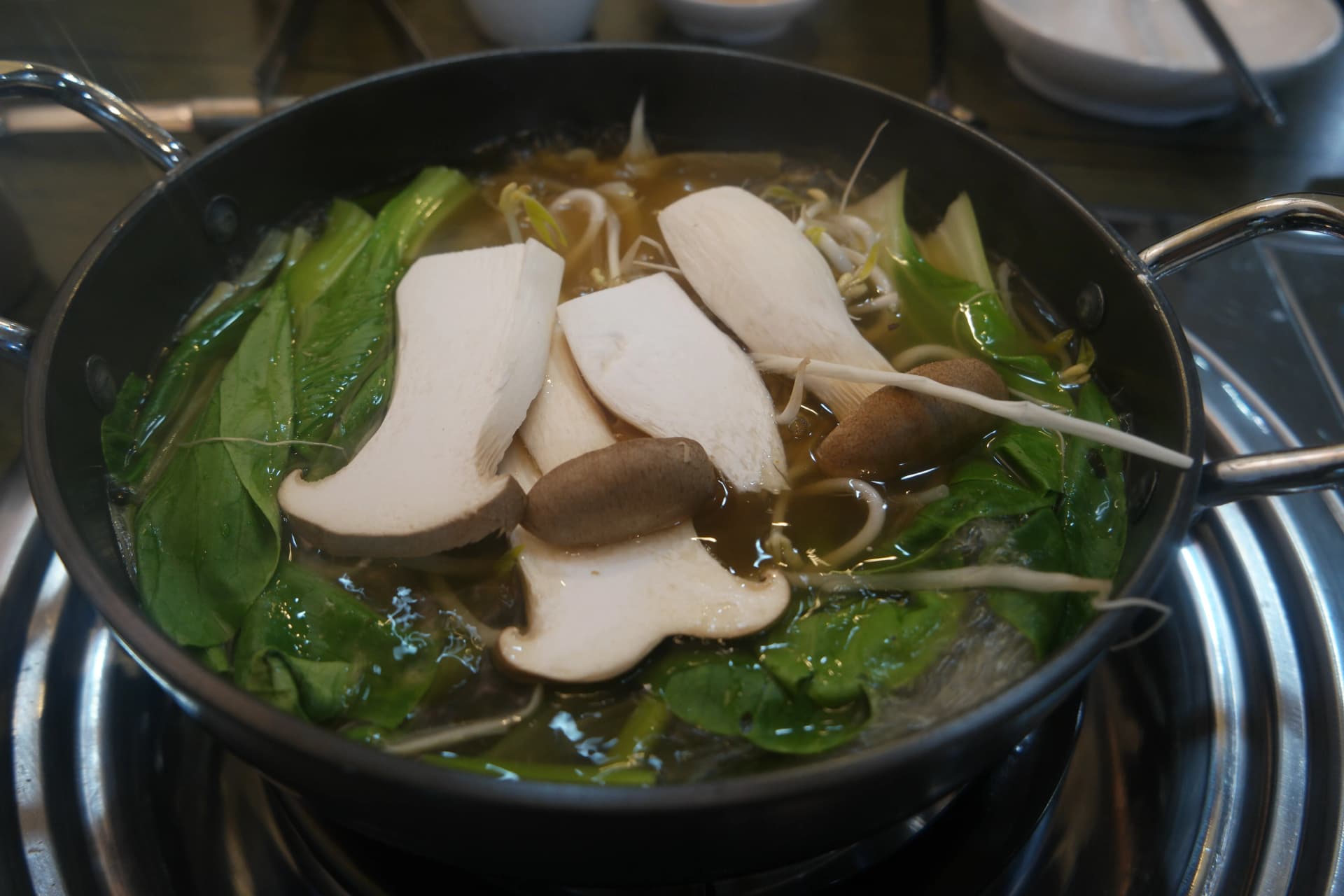 야채 위에 표고버섯과 느타리버섯을 추가한 전골 냄비 | 하이제이에스비