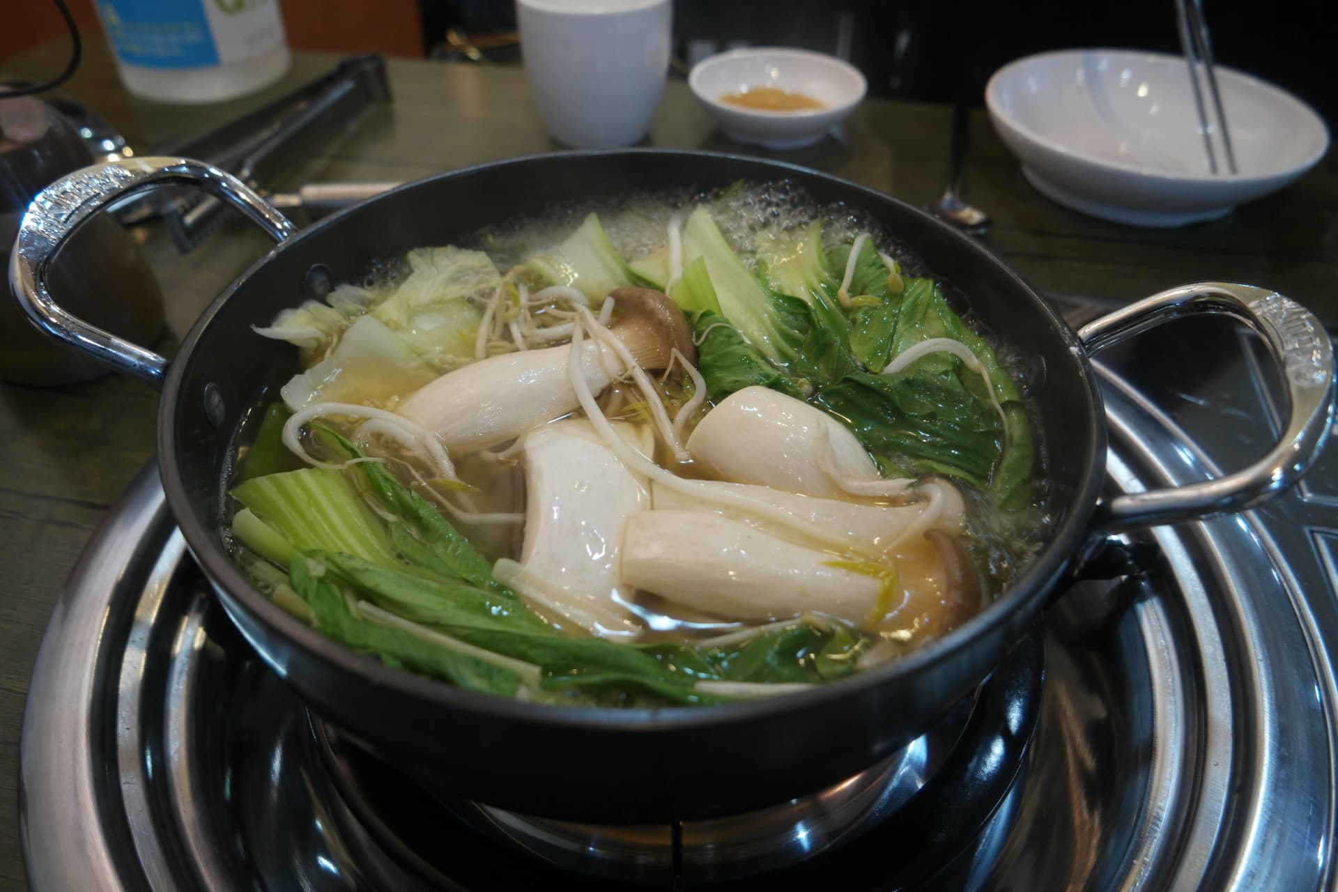 육수가 보글보글 끓기 시작하며 야채와 버섯이 우러난 전골 냄비 | 하이제이에스비