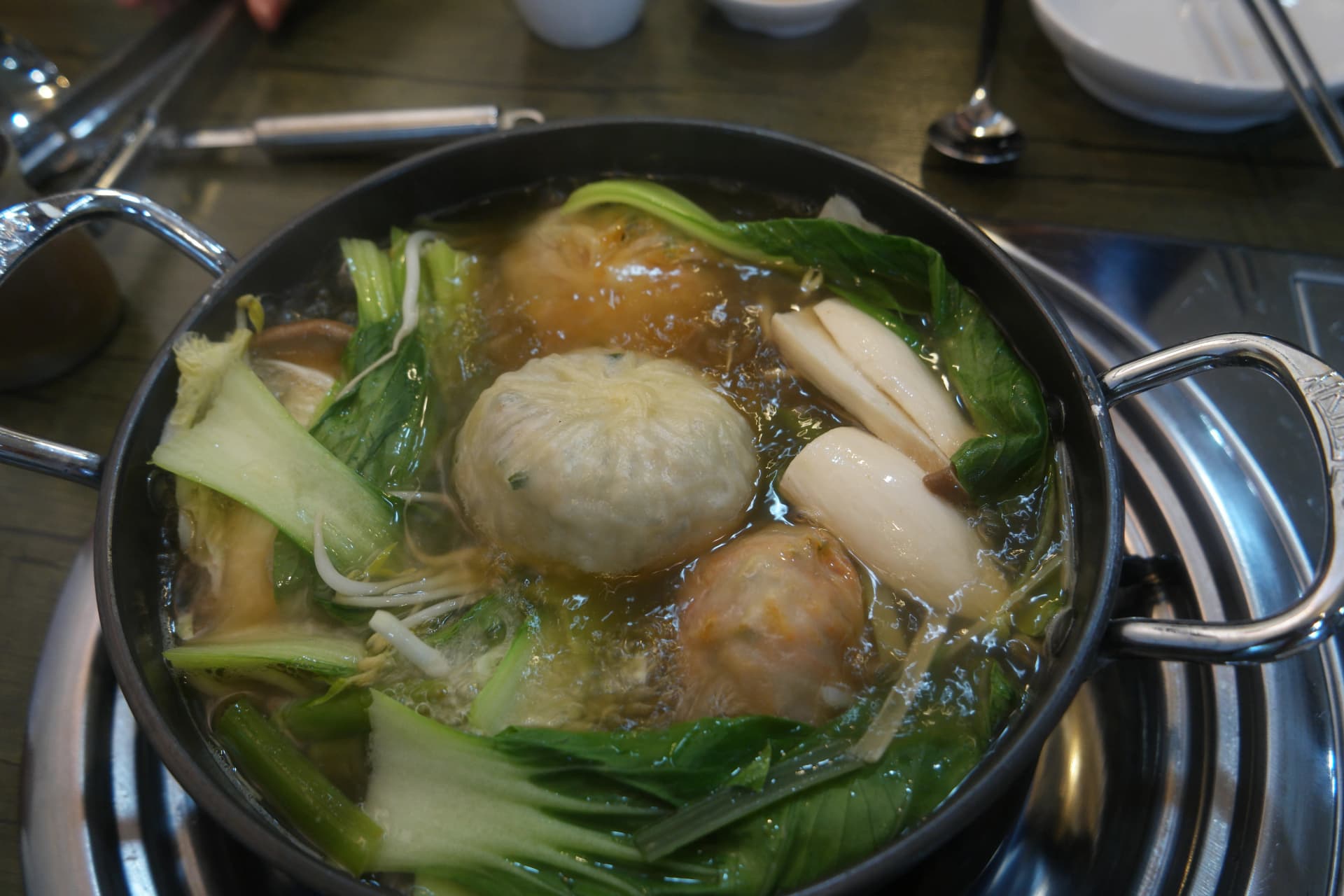 끓는 육수에 큼직한 만두를 넣는 순간의 만두전골 | 하이제이에스비
