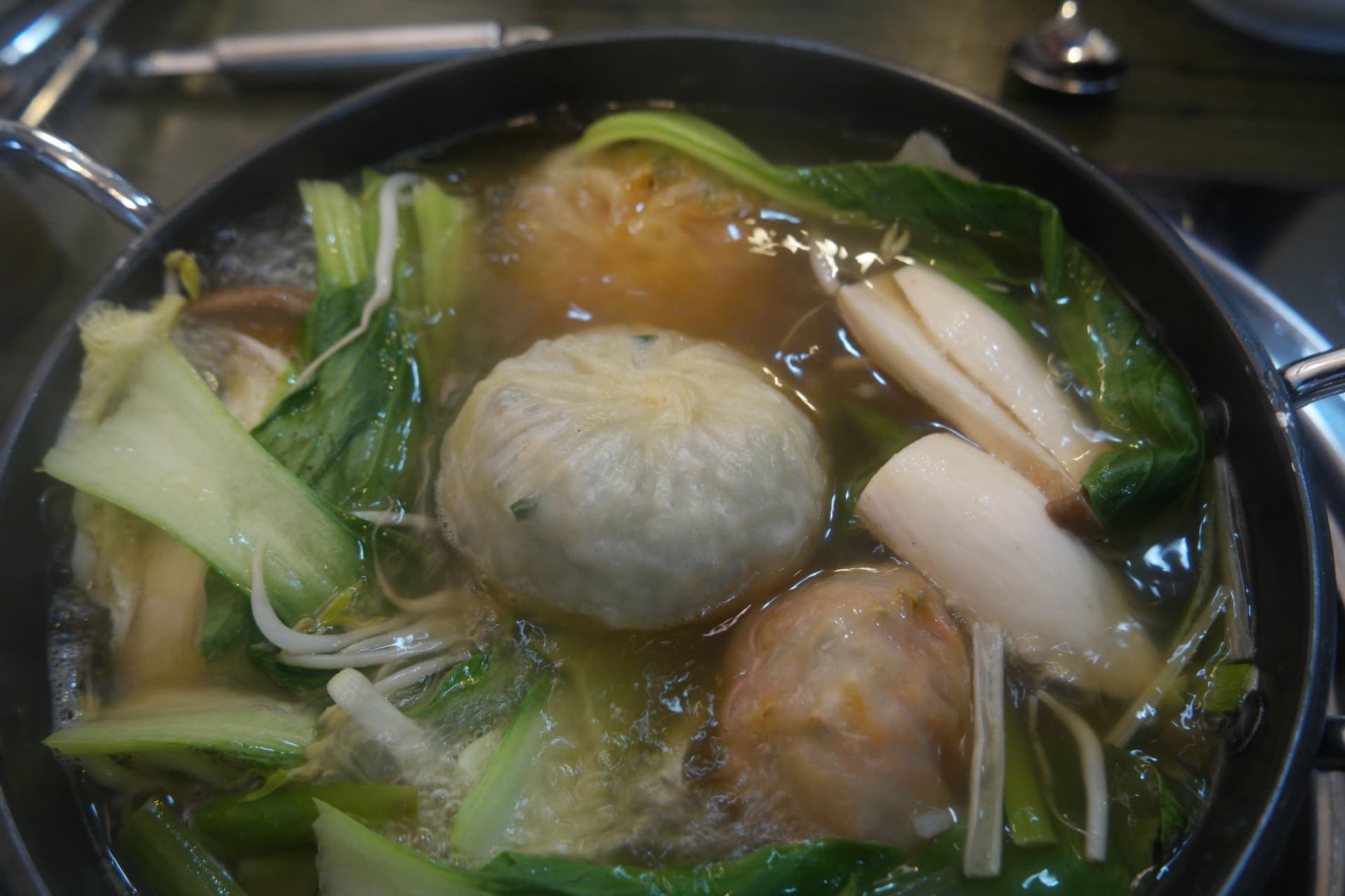 육수를 머금고 통통하게 부풀어 오른 만두가 보글보글 끓고 있는 모습 | 하이제이에스비