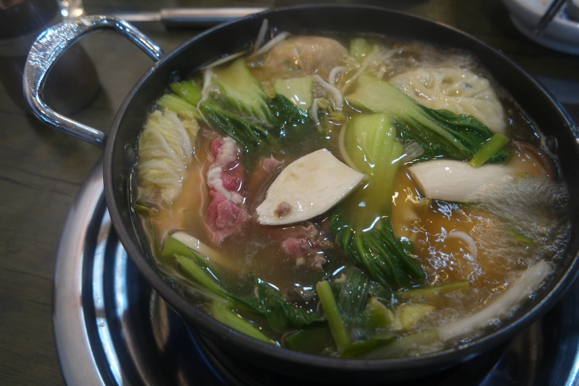 끓는 육수에 얇은 소고기를 살짝 담가 샤브샤브 방식으로 익히는 장면 | 하이제이에스비